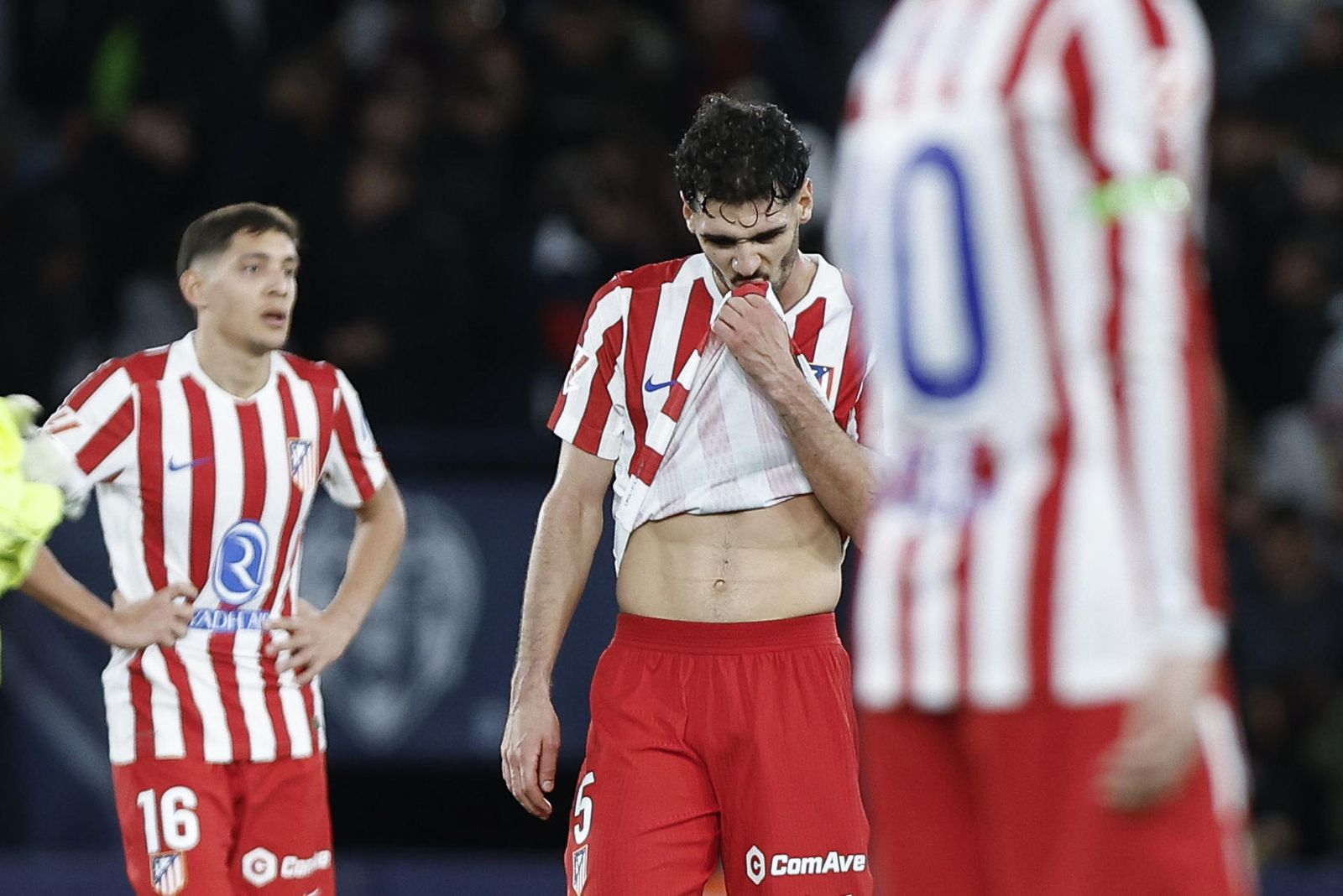 Los jugadores del Atlético, tristes tras empatar ante el Levante