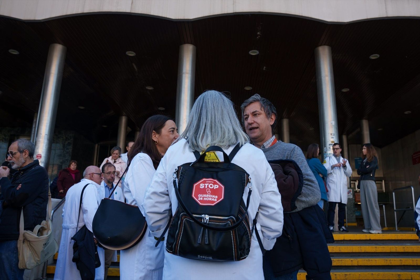 Los médicos protestan frente al Ramón y Cajal y sin avances en el diálogo con Sanidad