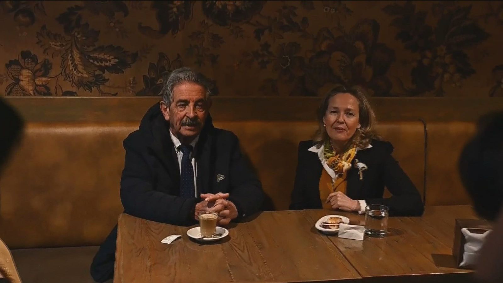 Revilla traslada su "cabreo e indignación" por los trenes a Calviño, que pide "prudencia"