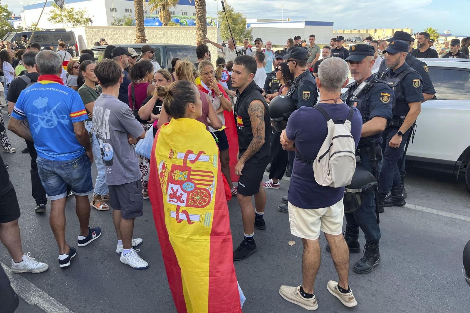Máxima tensión en Ceuta, los vecinos irrumpen en la playa del Trampolín y la Policía interviene