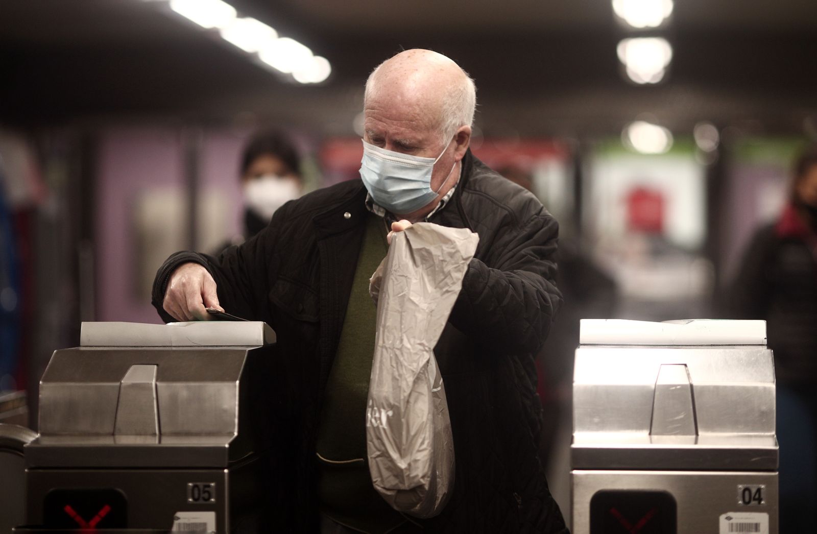 Una anciano usa la mascarilla en el metro de Madrid