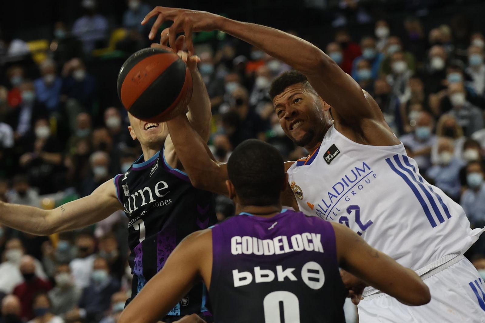 Tavares ante el Bilbao Basket