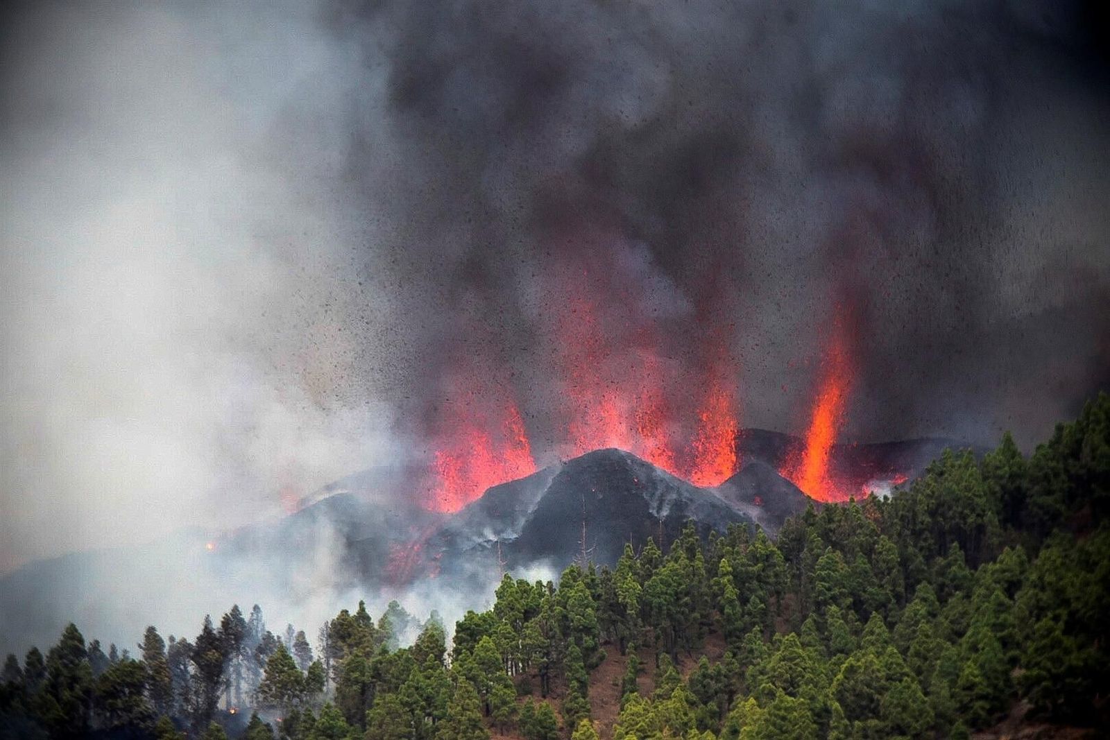 Evacuadas ya en La Palma cerca de 4.000 personas por la erupción del volcán de Cumbre Vieja