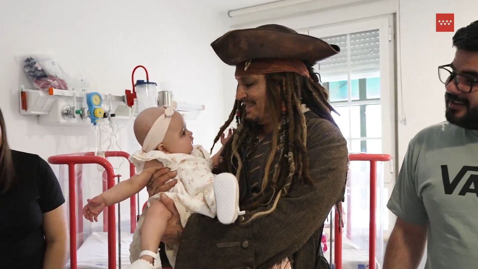 Un pirata muy especial lleva la magia a los niños hospitalizados en el Niño Jesús