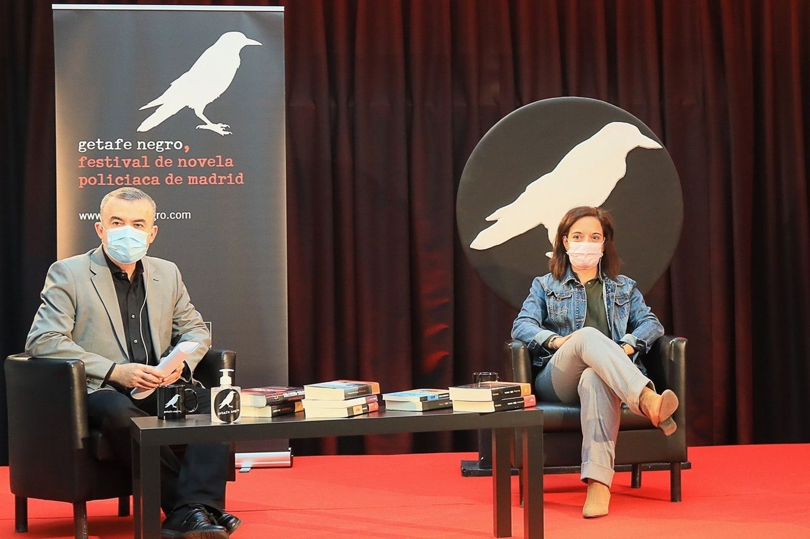 El escritor Lorenzo Silva y Sara Hernández, Alcaldesa de Getafe en la presentación de 'Getafe Negro'
