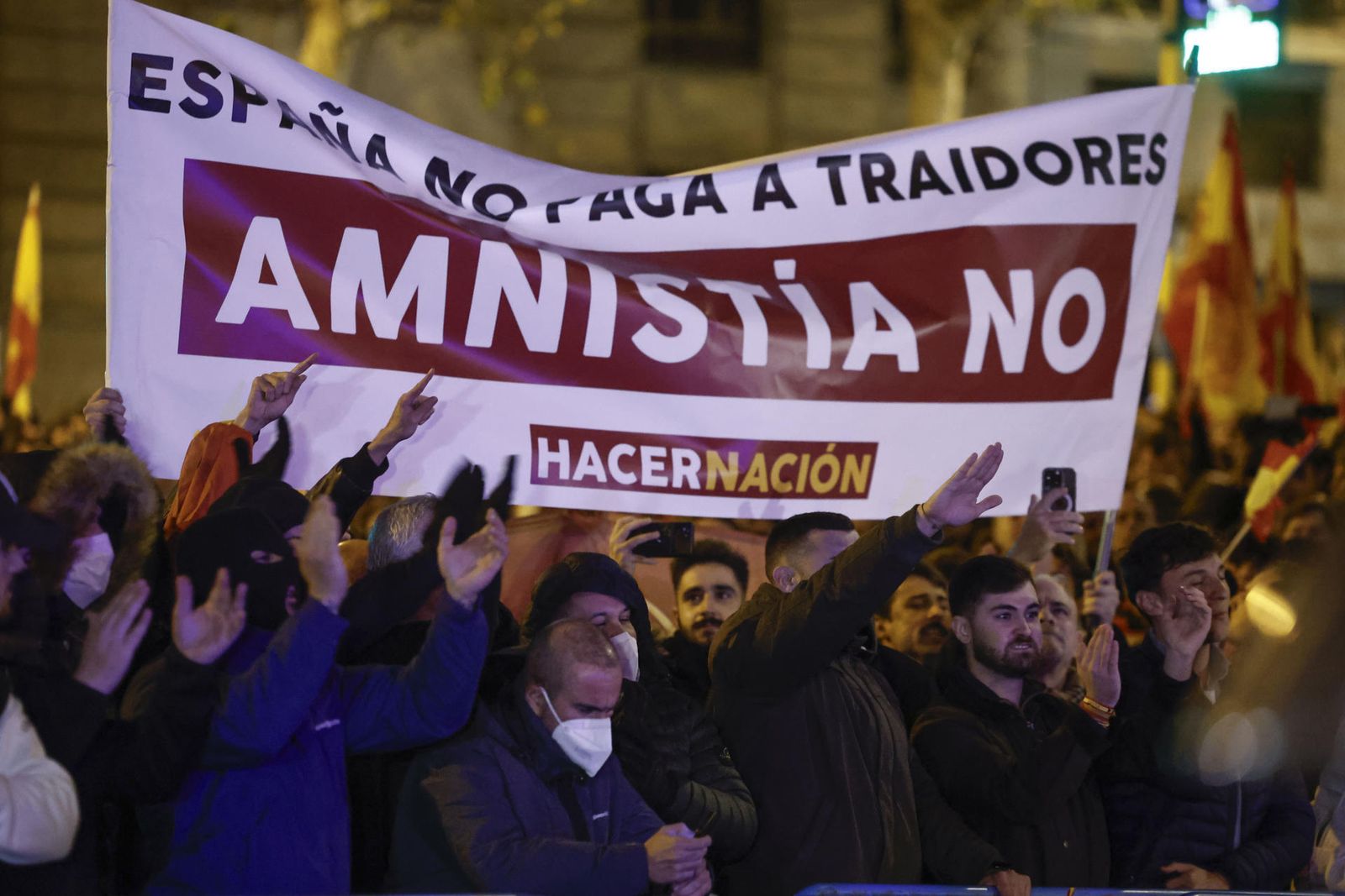 Nueva noche de protestas frente a Ferraz