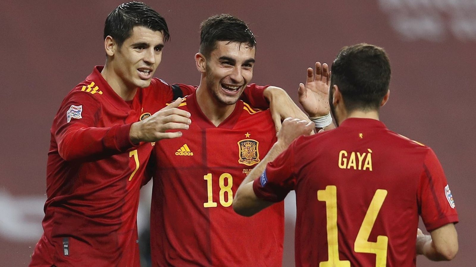 Morata y Gayá celebran el segundo gol de Ferrán Torres