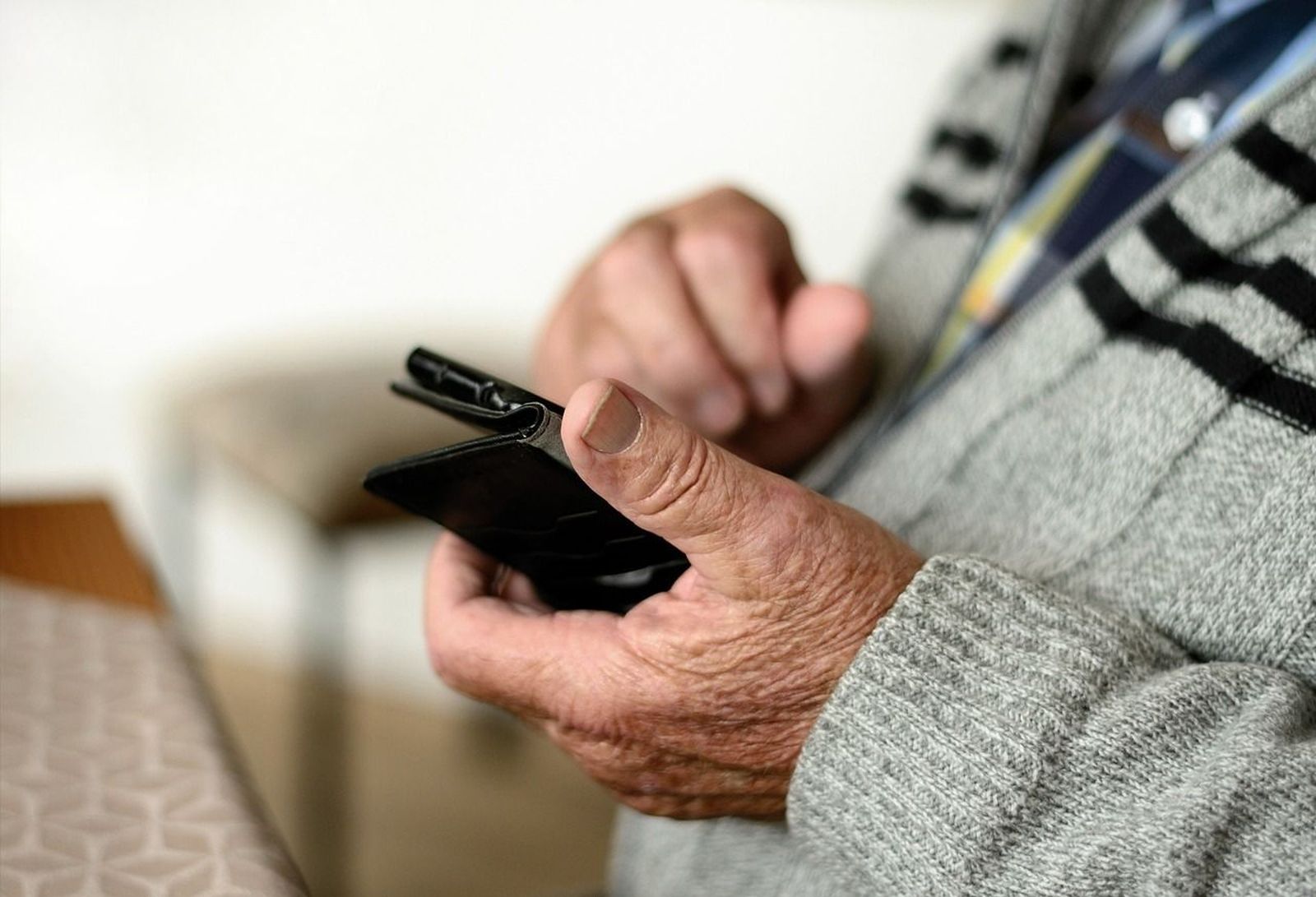 Alrededor de 900.000 personas mayores en España estarían excluidas del alquiler por la brecha digital