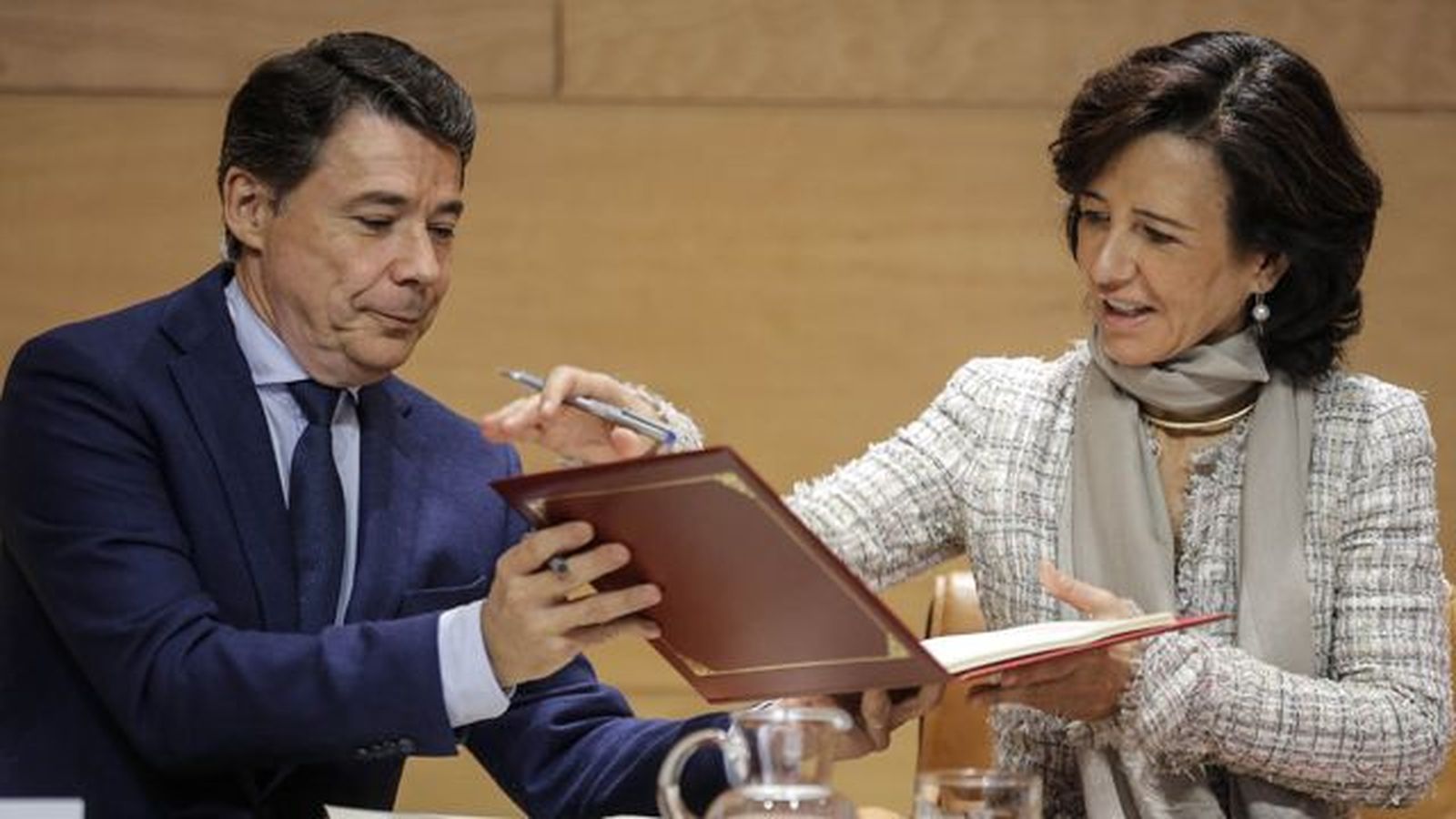 González y Ana Patricia Botín firman un acuerdo para financiar las pymes