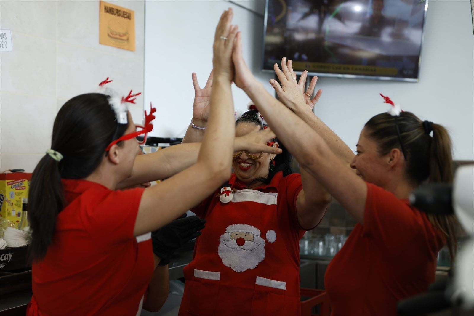 Varias personas celebran un premio de la Lotería de Navidad