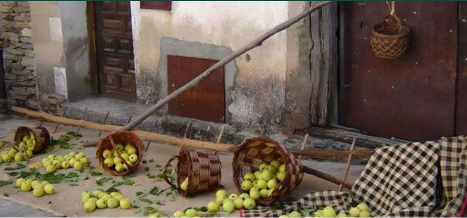 Cestas con peros en una calle de La Hiruela