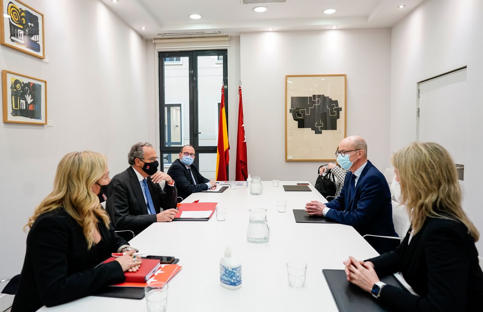 El Consejero e Educación Enrique Ossorio y el director general del Bachillerato Internacional, Olli-Pekka Heinonen