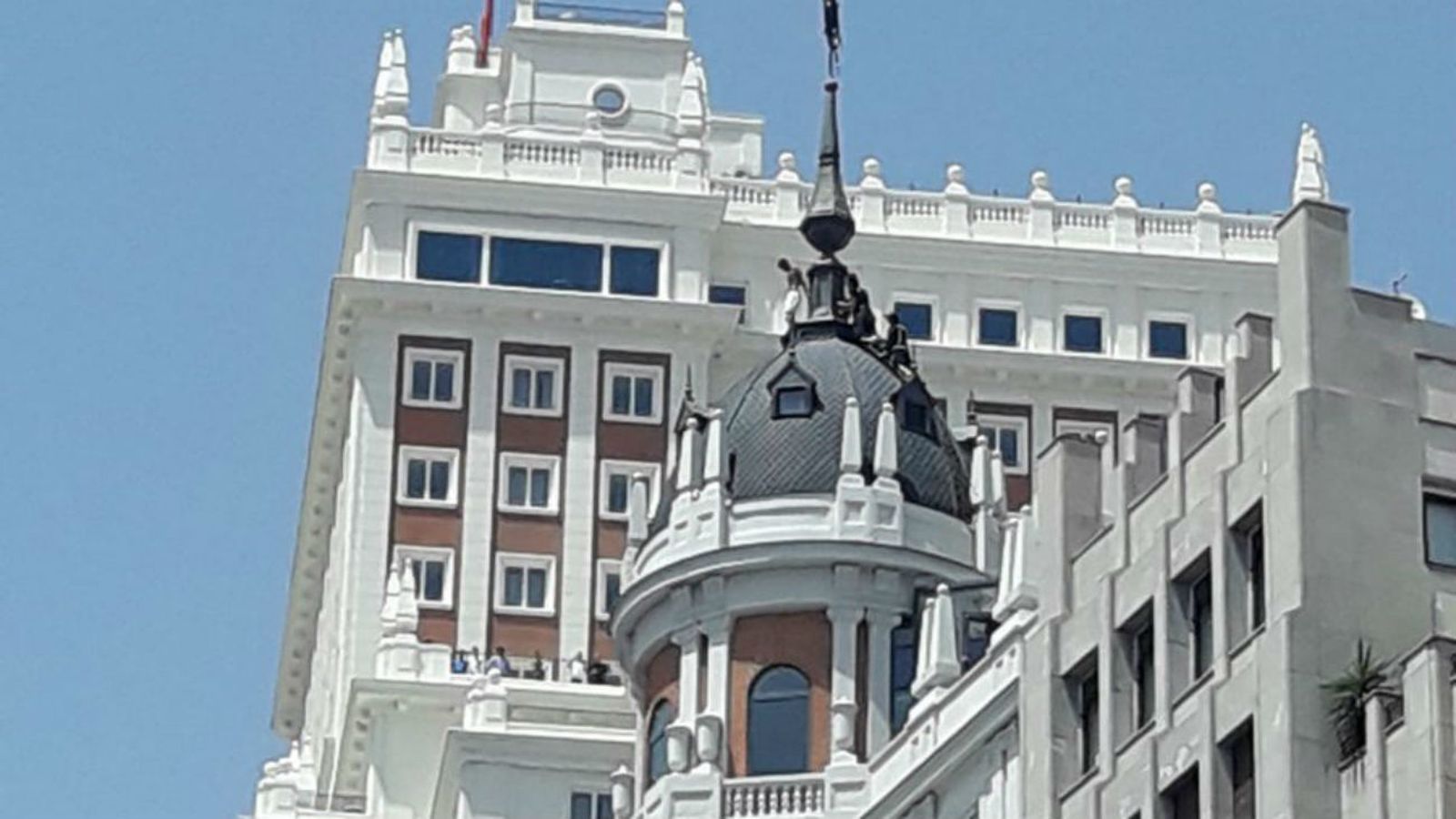 Un hombre amenaza con tirarse (foto @Nieva730)