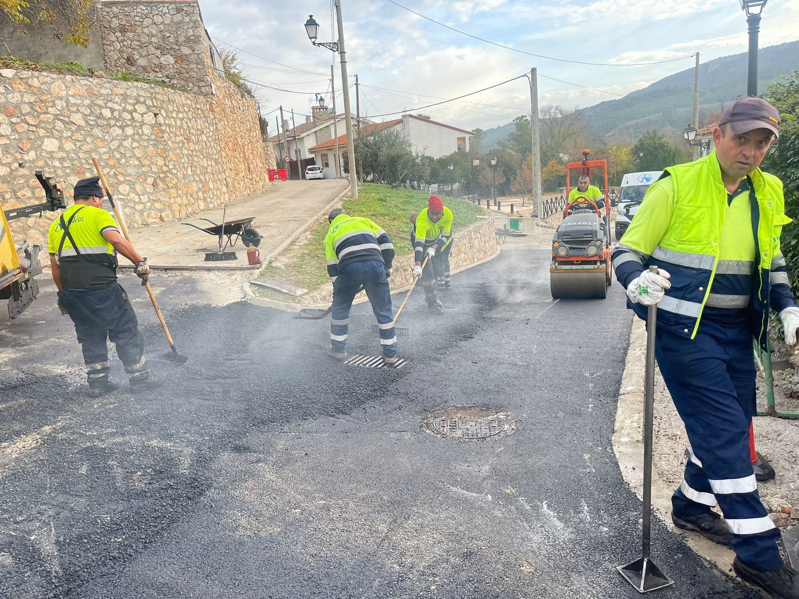 Asfaltado de la calle de la Estación, en Ambite