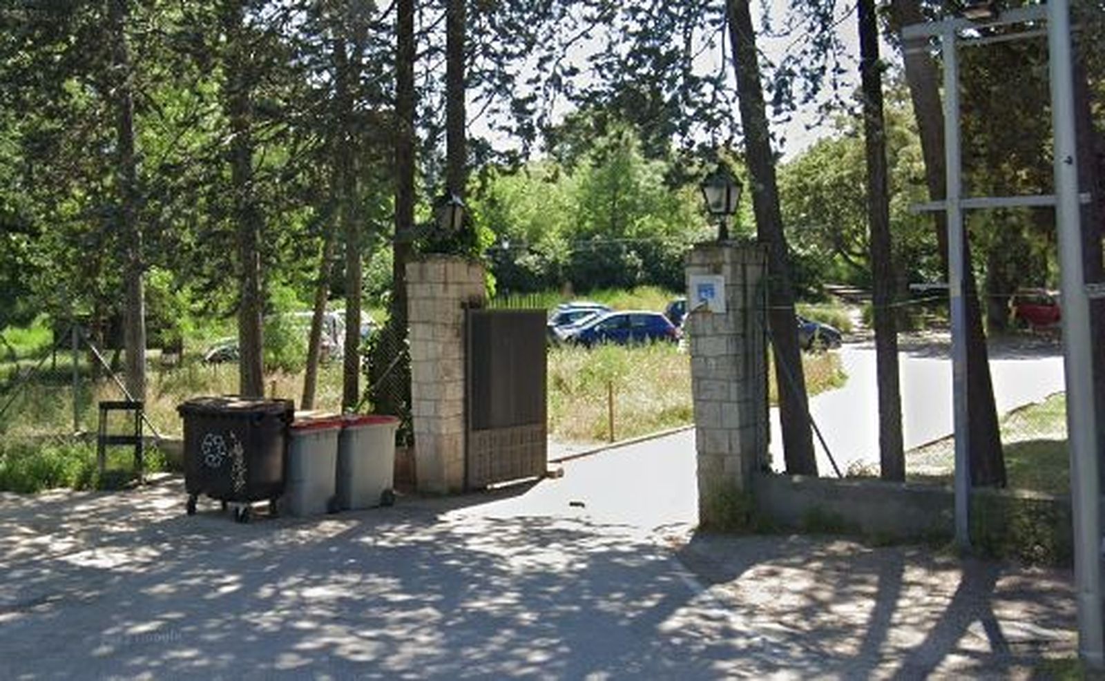 Acceso al albergue de la Casa de la Campo