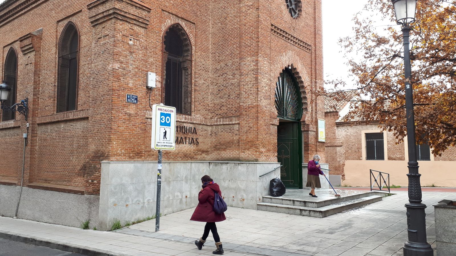 Aspecto de la iglesia de San Matías y su plaza en Hortaleza
