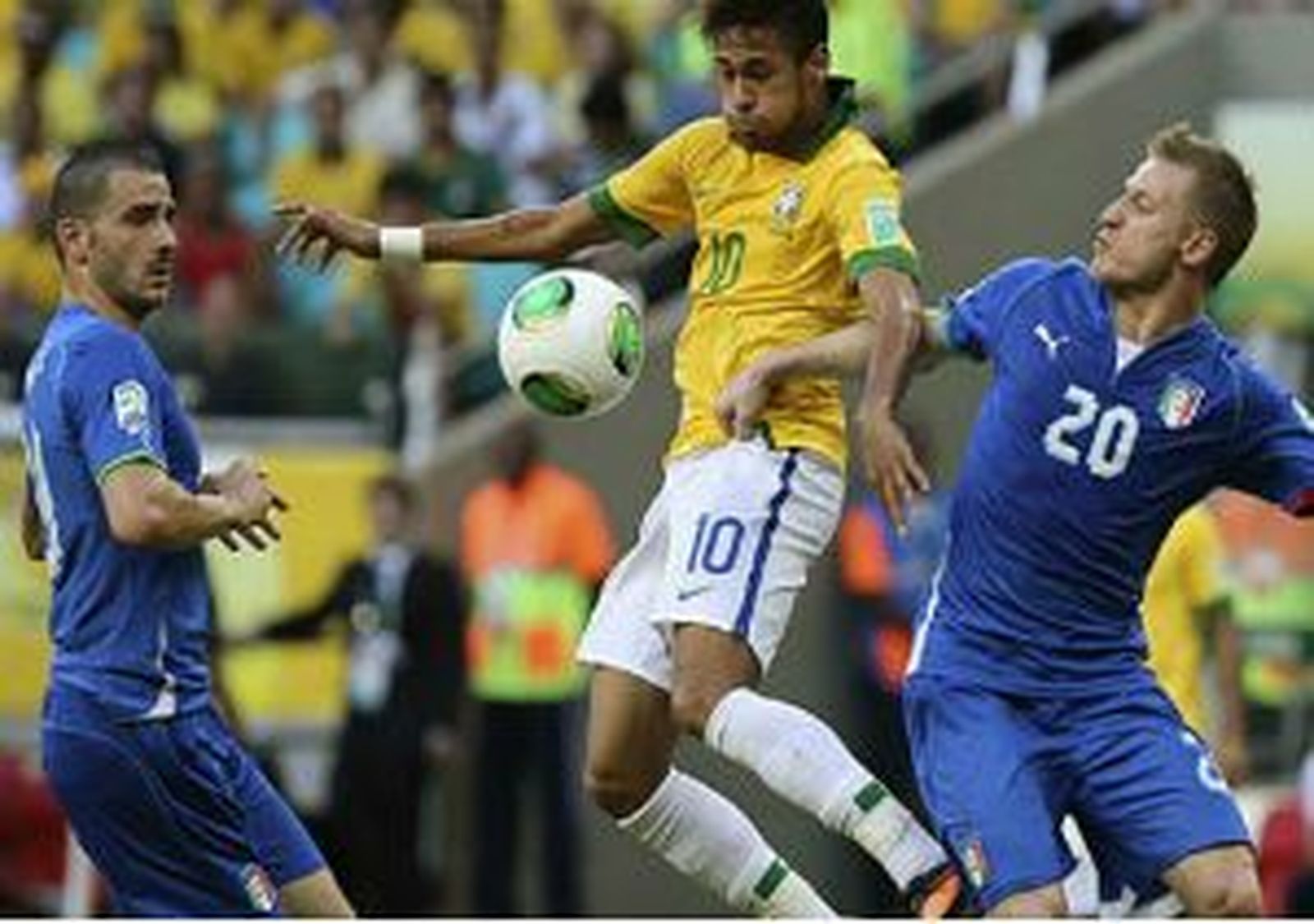 4-2. Brasil doblega a Italia para ser primera