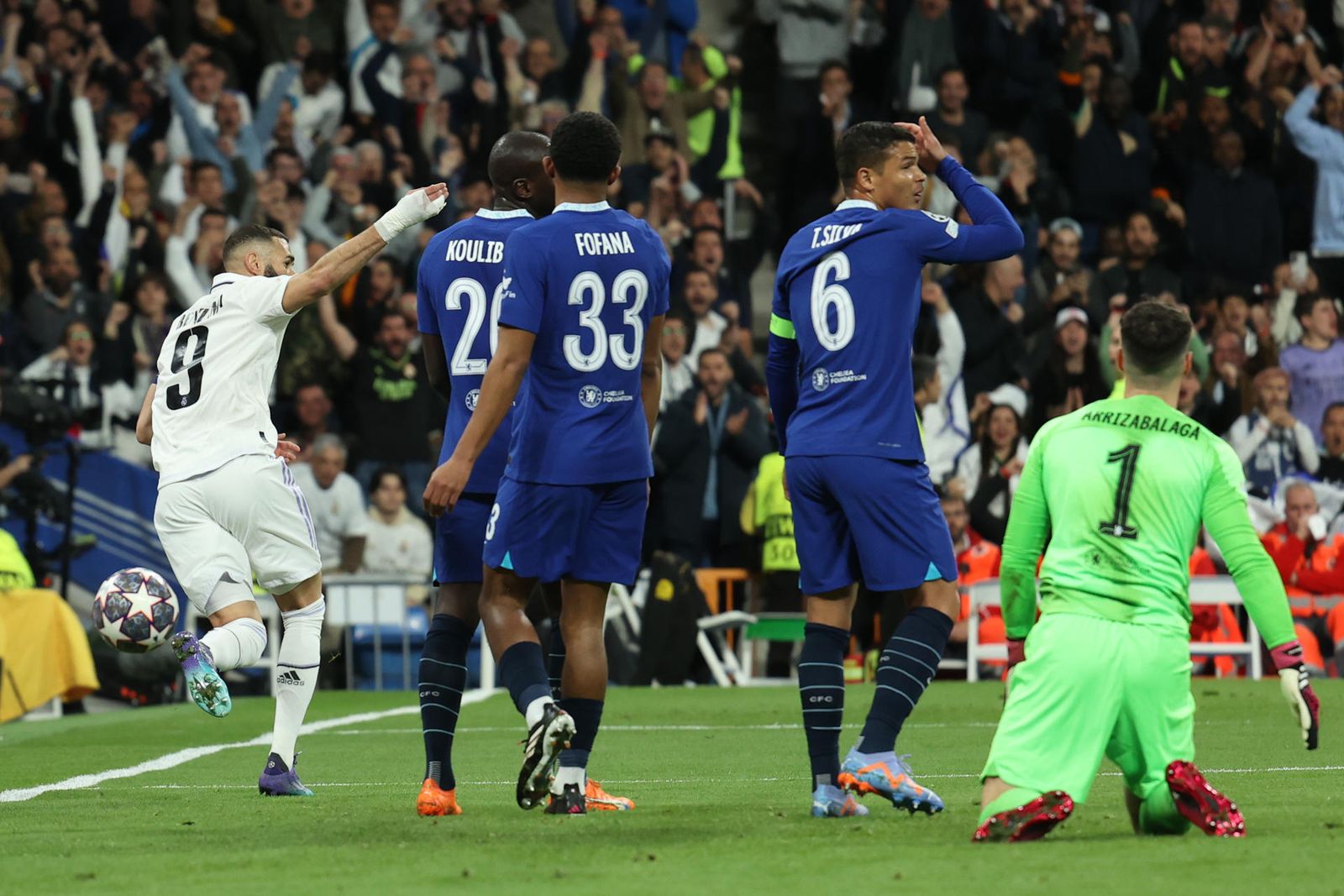 Benzema marca al Chelsea