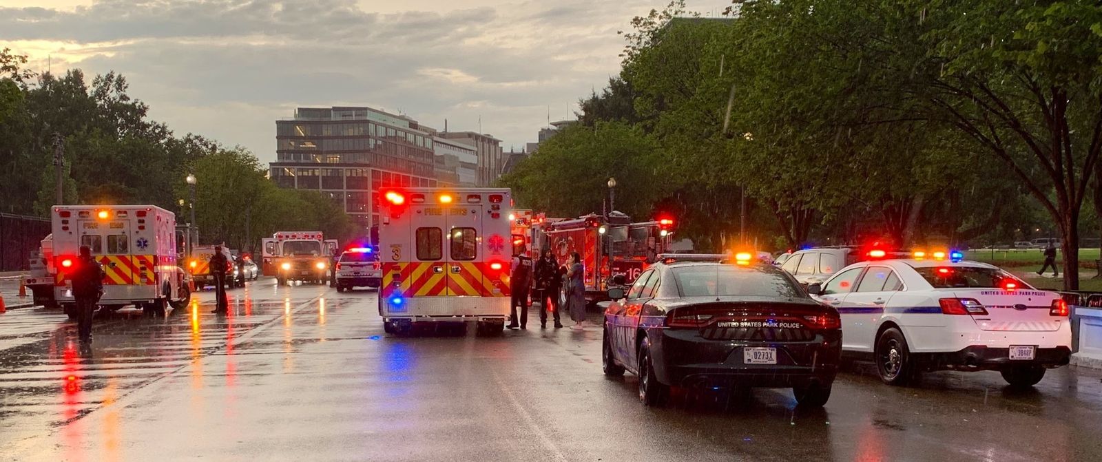 Servicios de emergencias atendiendo a los heridos en Washington
