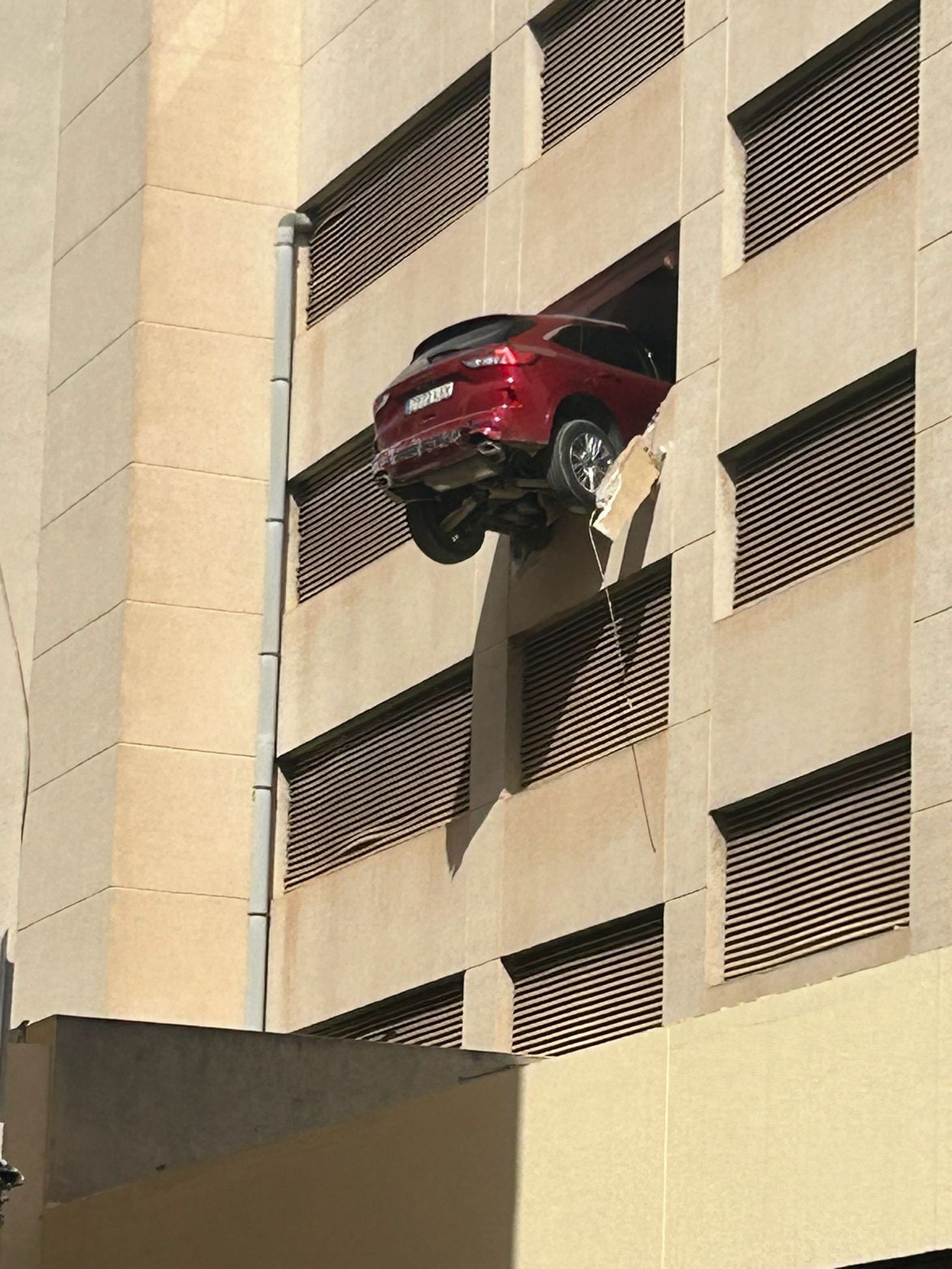 Un coche queda suspendido en la cuarta planta de un edificio en Ibiza