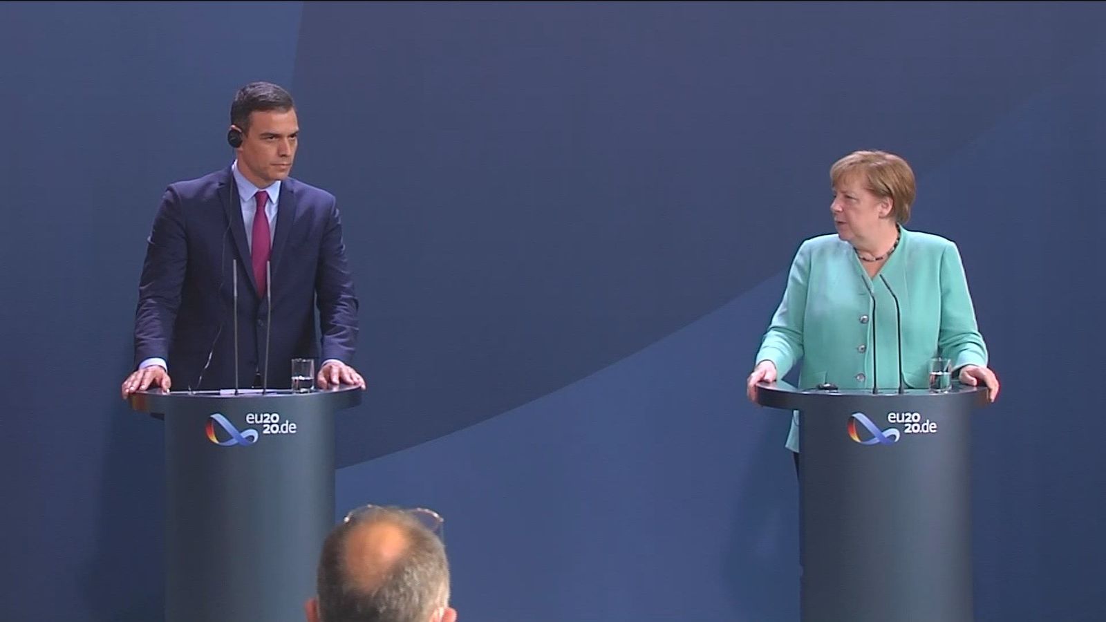 Angela Merkel muestra un mayor acercamiento y Sánchez pide "superar los vetos"
