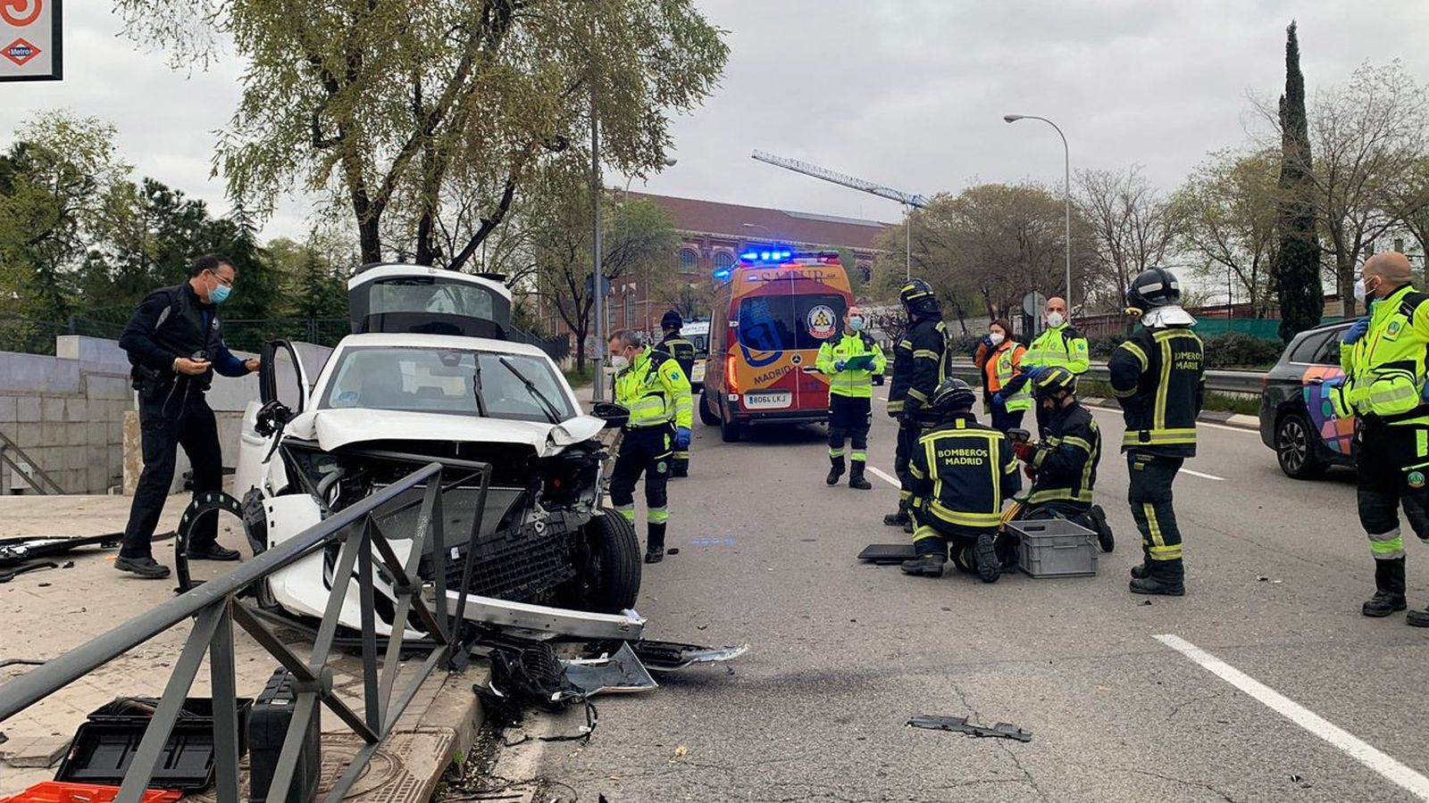 Un joven estampa su coche contra las vallas que separan la estación de Cercanías de Méndez Álvaro