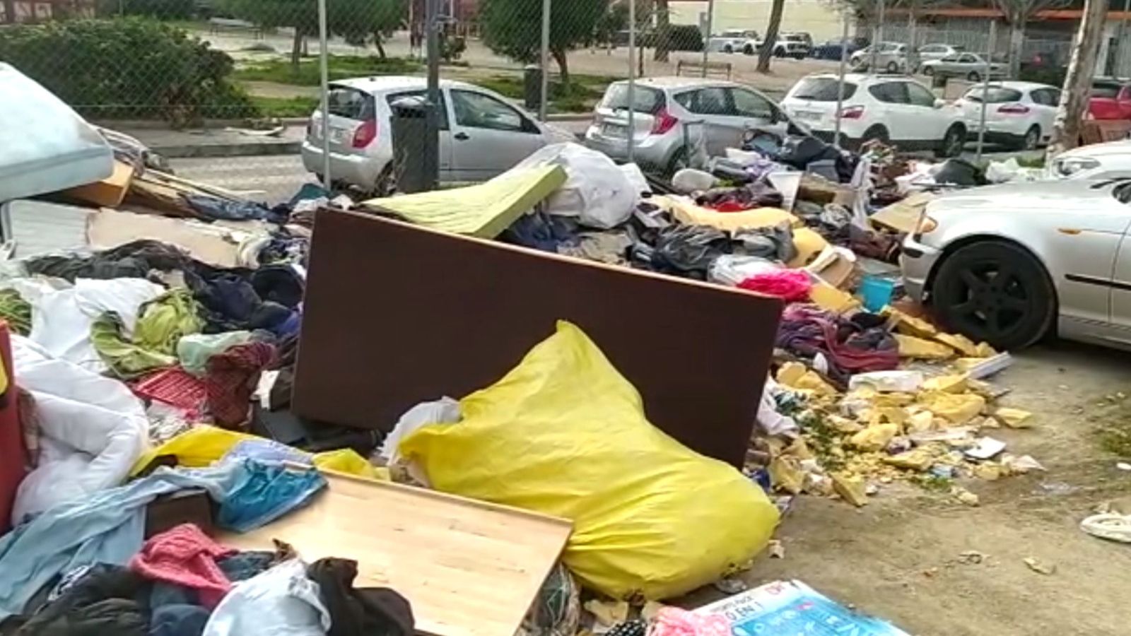 Un descampado de Entrevías se convierte en un foco de insalubridad y suciedad
