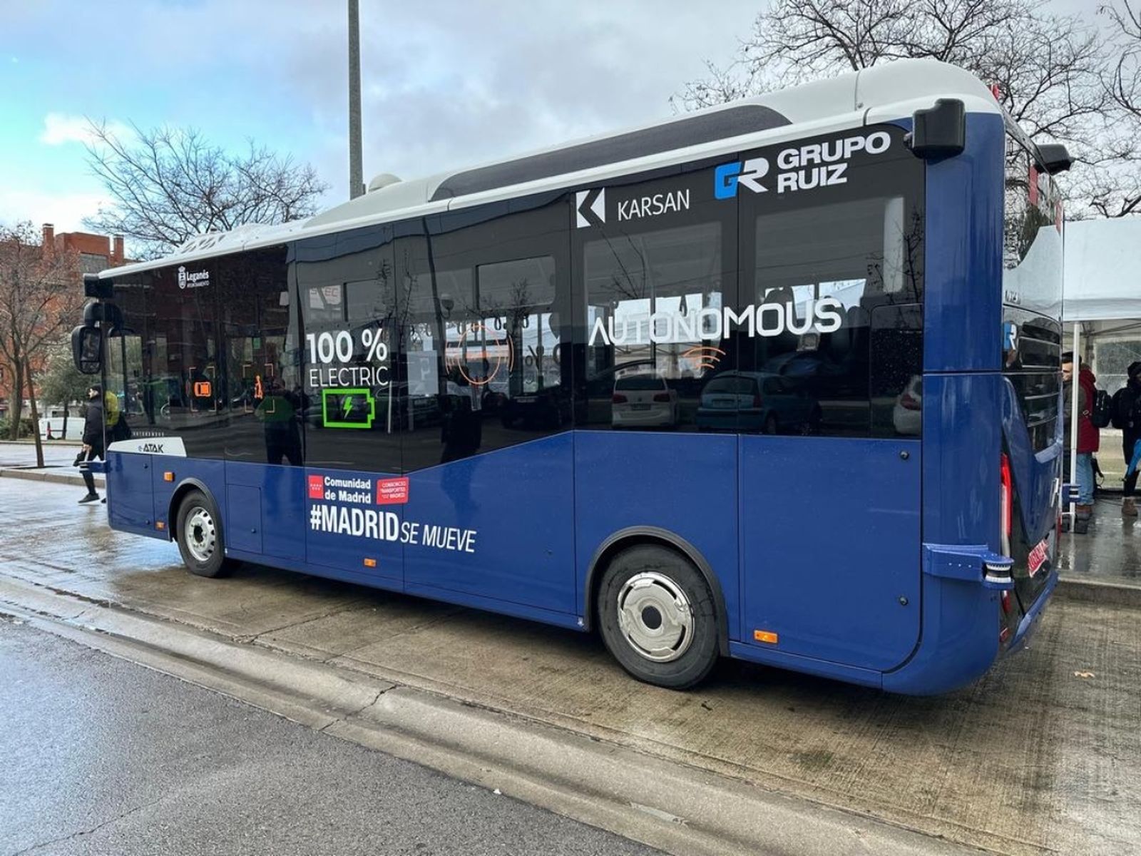 Autobús eléctrico sin conductor a demanda