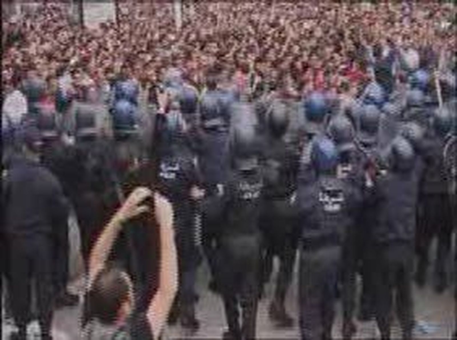 La policía argelina reprime con violencia una protesta de estudiantes y causa 150 heridos