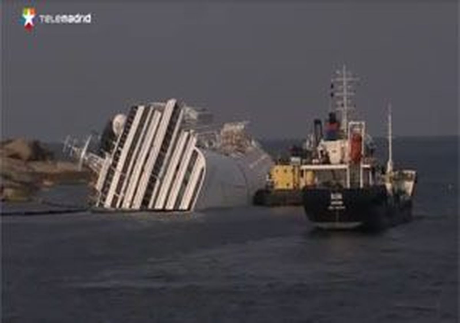 Localizados cuatro cadáveres dentro de la parte sumergida del 'Costa Concordia'