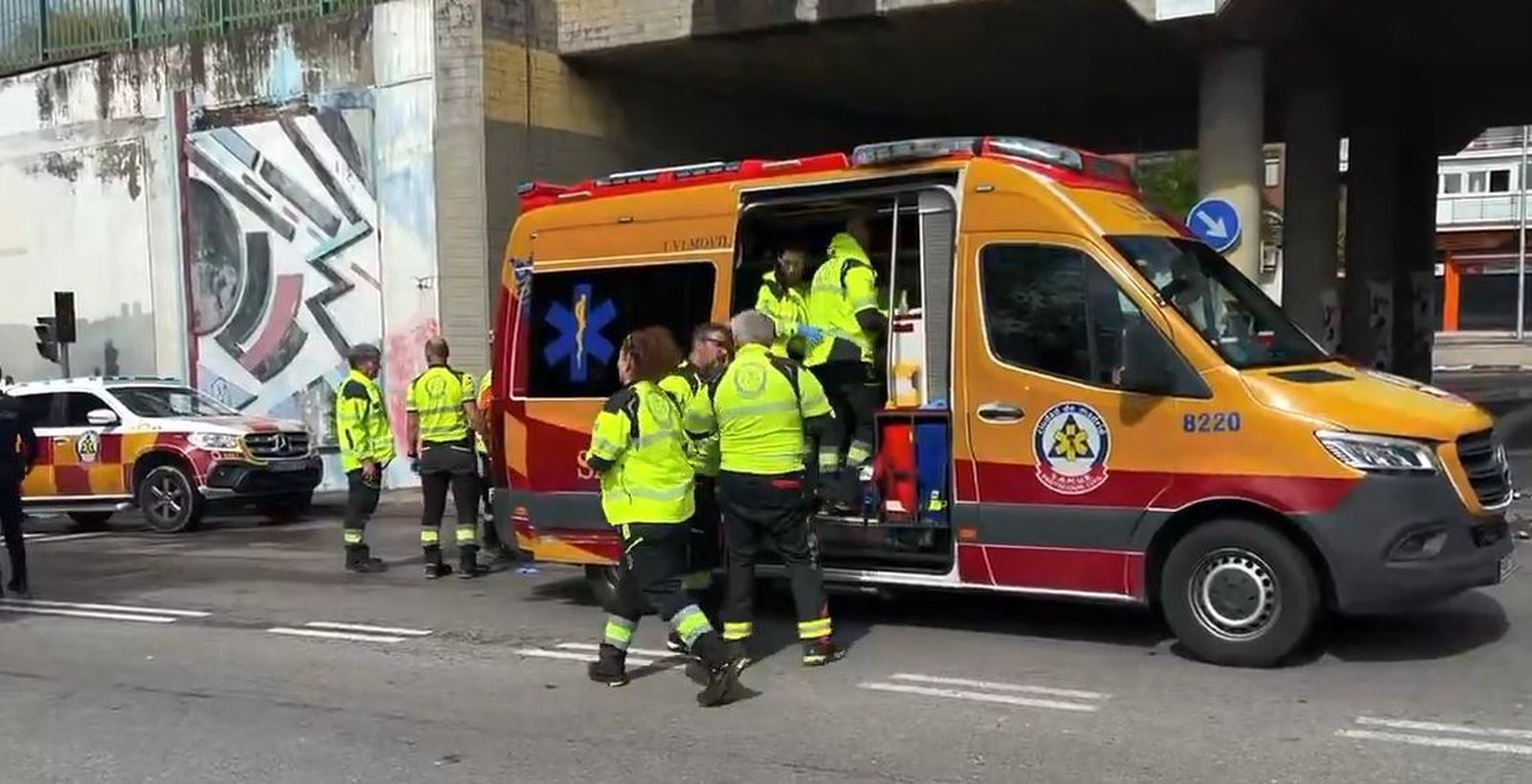 Una ambulancia atiende a un motorista herido en Puente de Vallecas