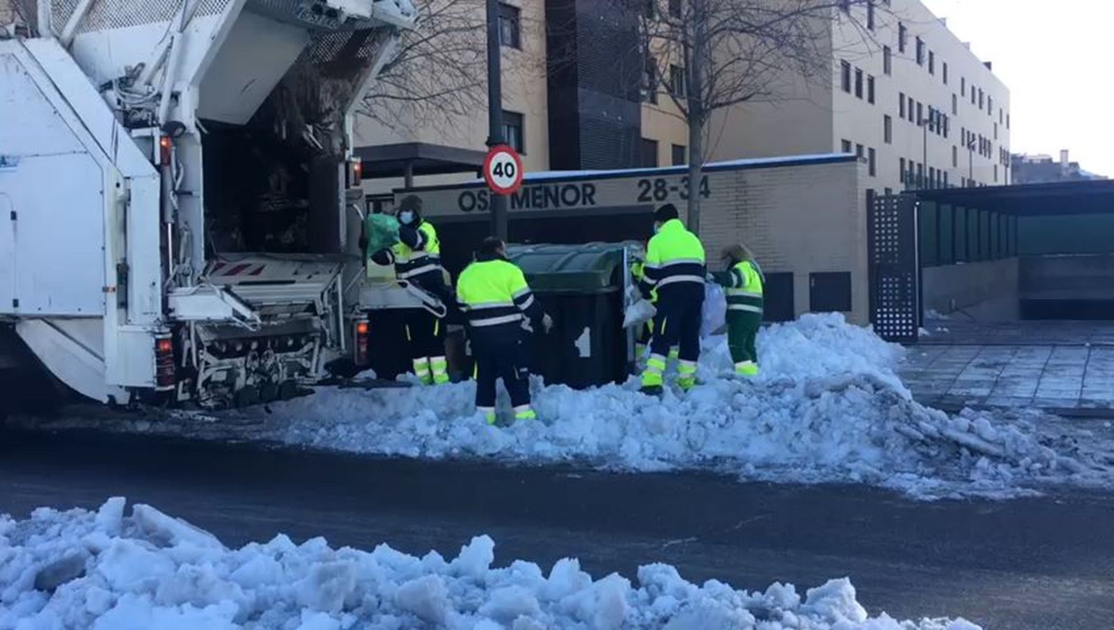 Móstoles empieza a quitar la nieve y el peligroso hielo de sus calles