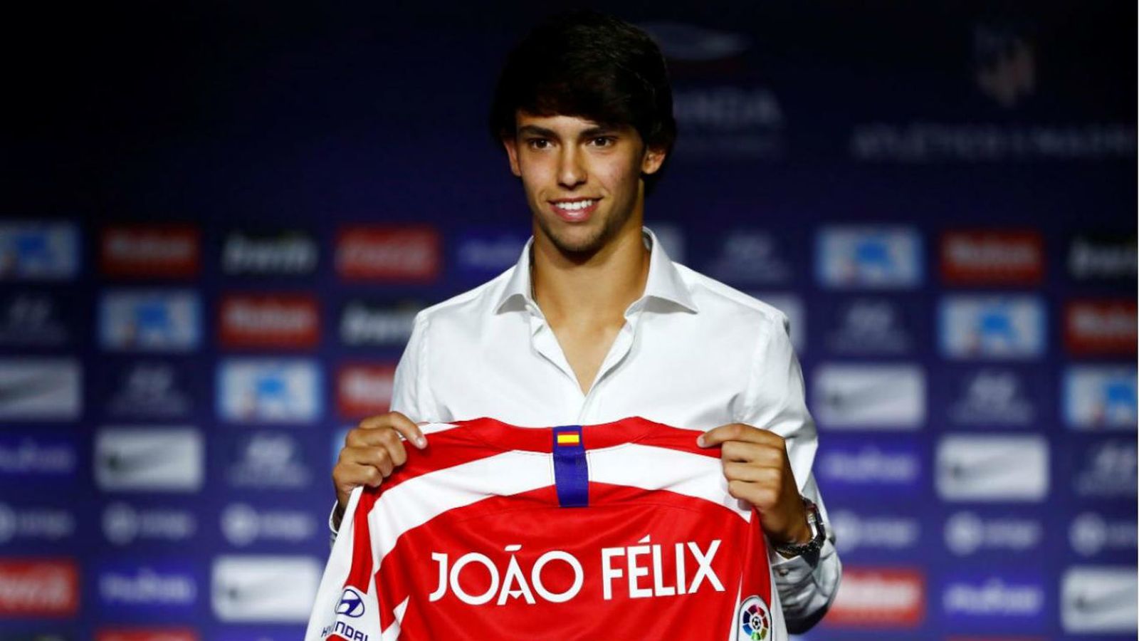 Joao Félix posa con su nueva camiseta