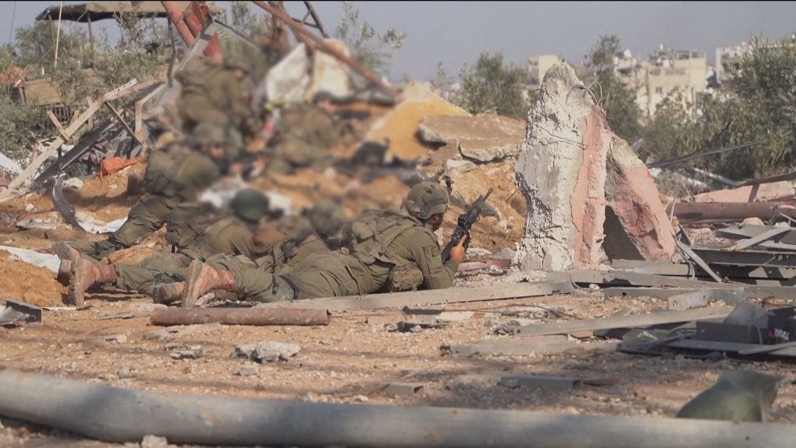 Los tres rehenes que mató el Ejército israelí iban sin camiseta y con una bandera blanca