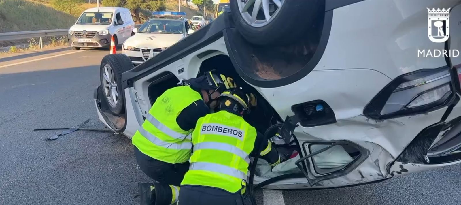 Dos heridos graves  en un accidente de tráfico en la M40