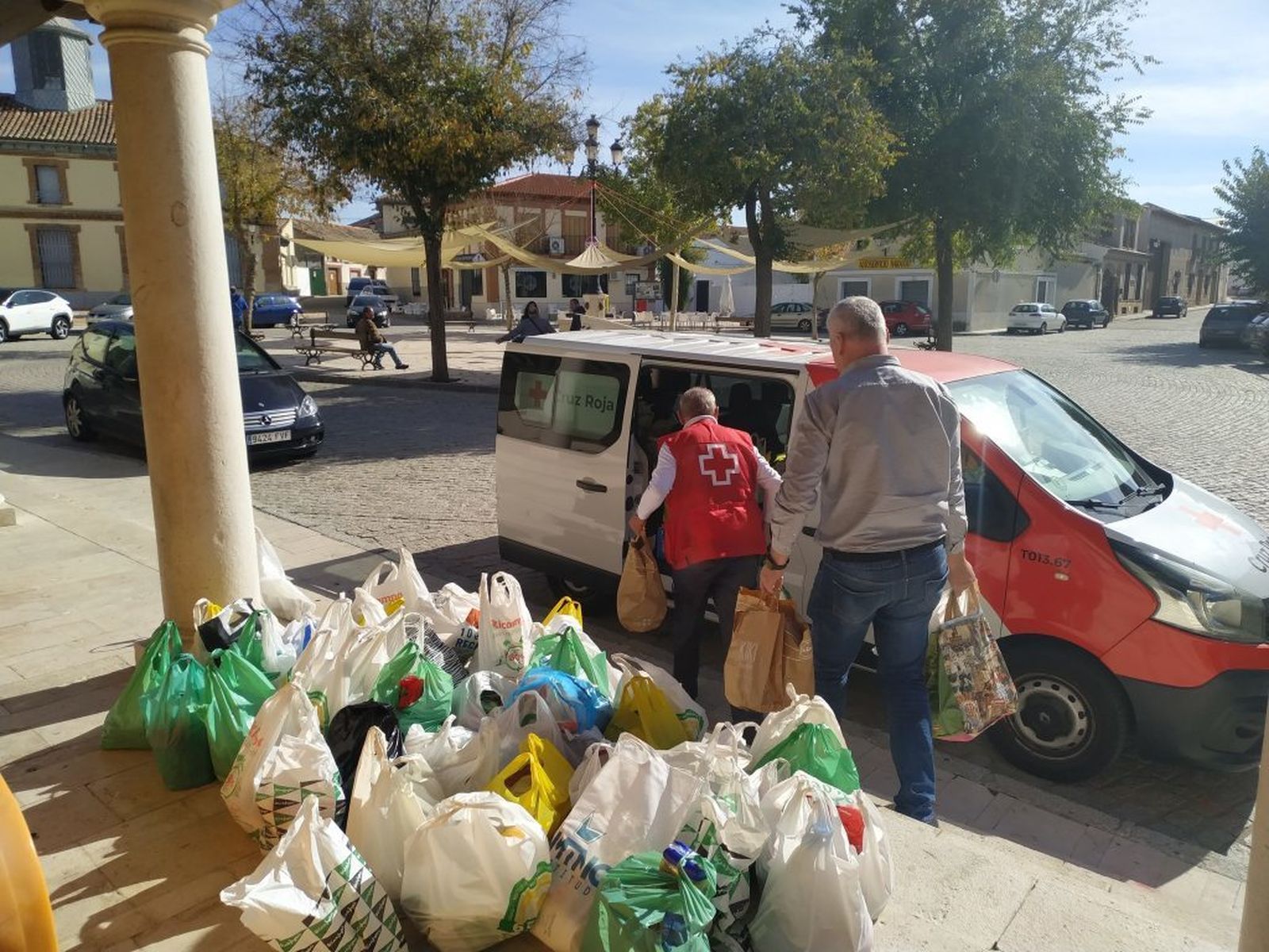 Voluntarios de Cruz Roja cargan un vehículo en Casarrubuelos con las donaciones de los vecinos