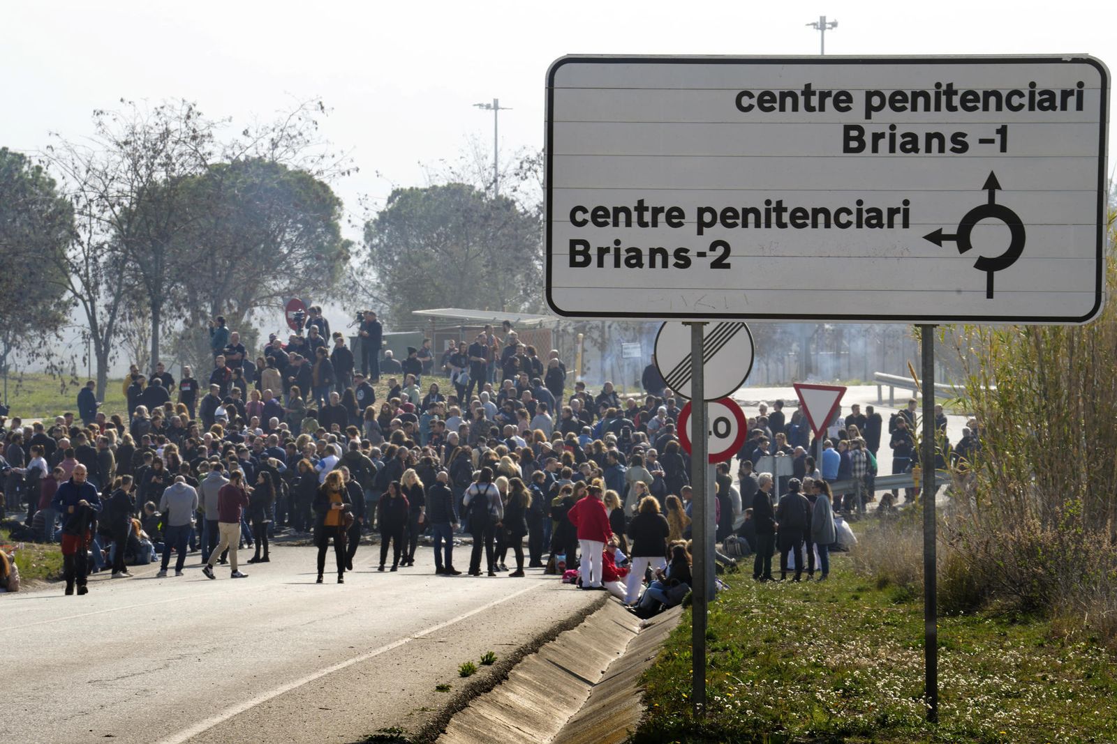 Funcionarios de prisiones bloquean cárceles en toda España