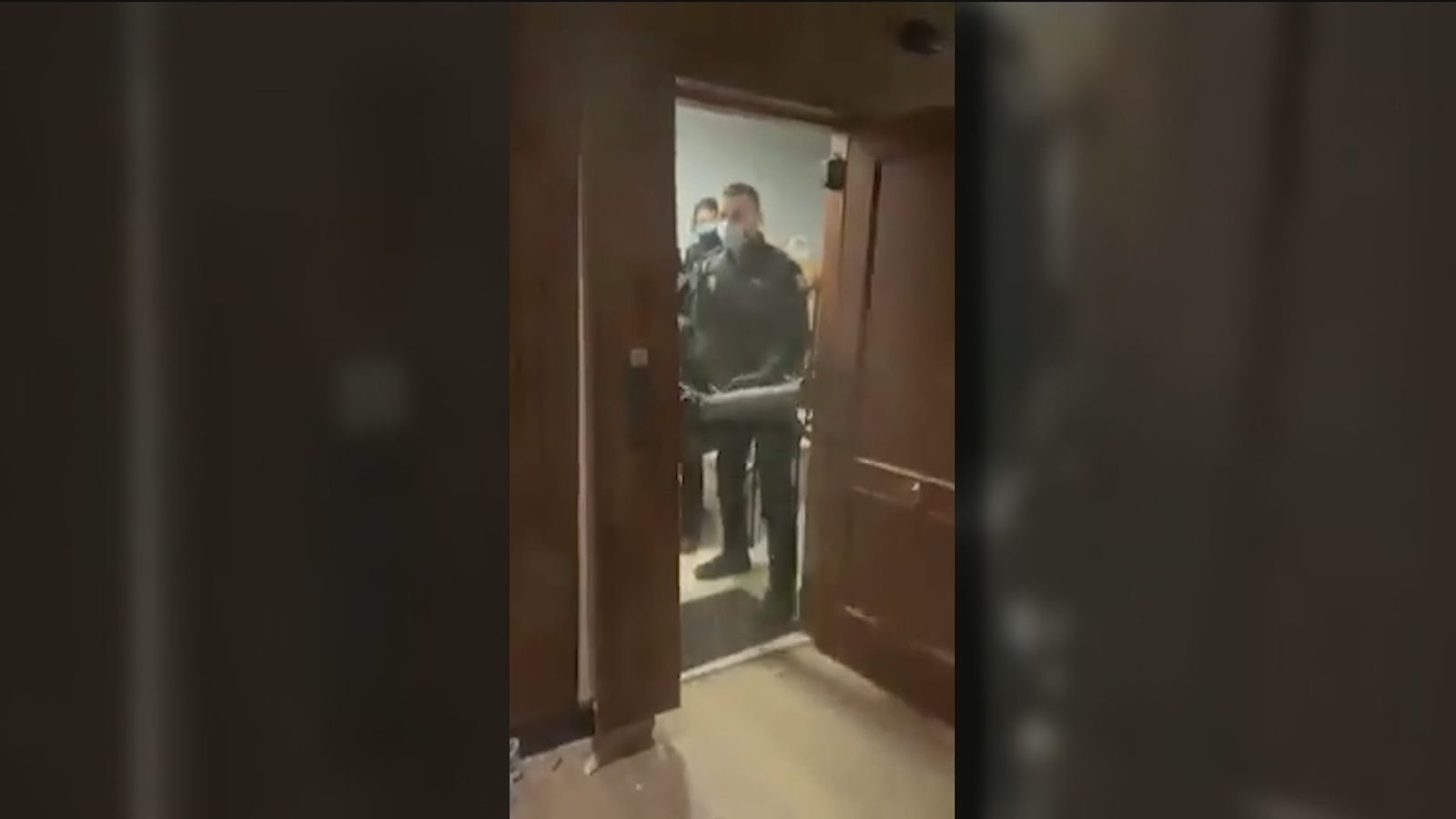 El juez ve indicios sólidos de allanamiento en el caso de la patada en la puerta