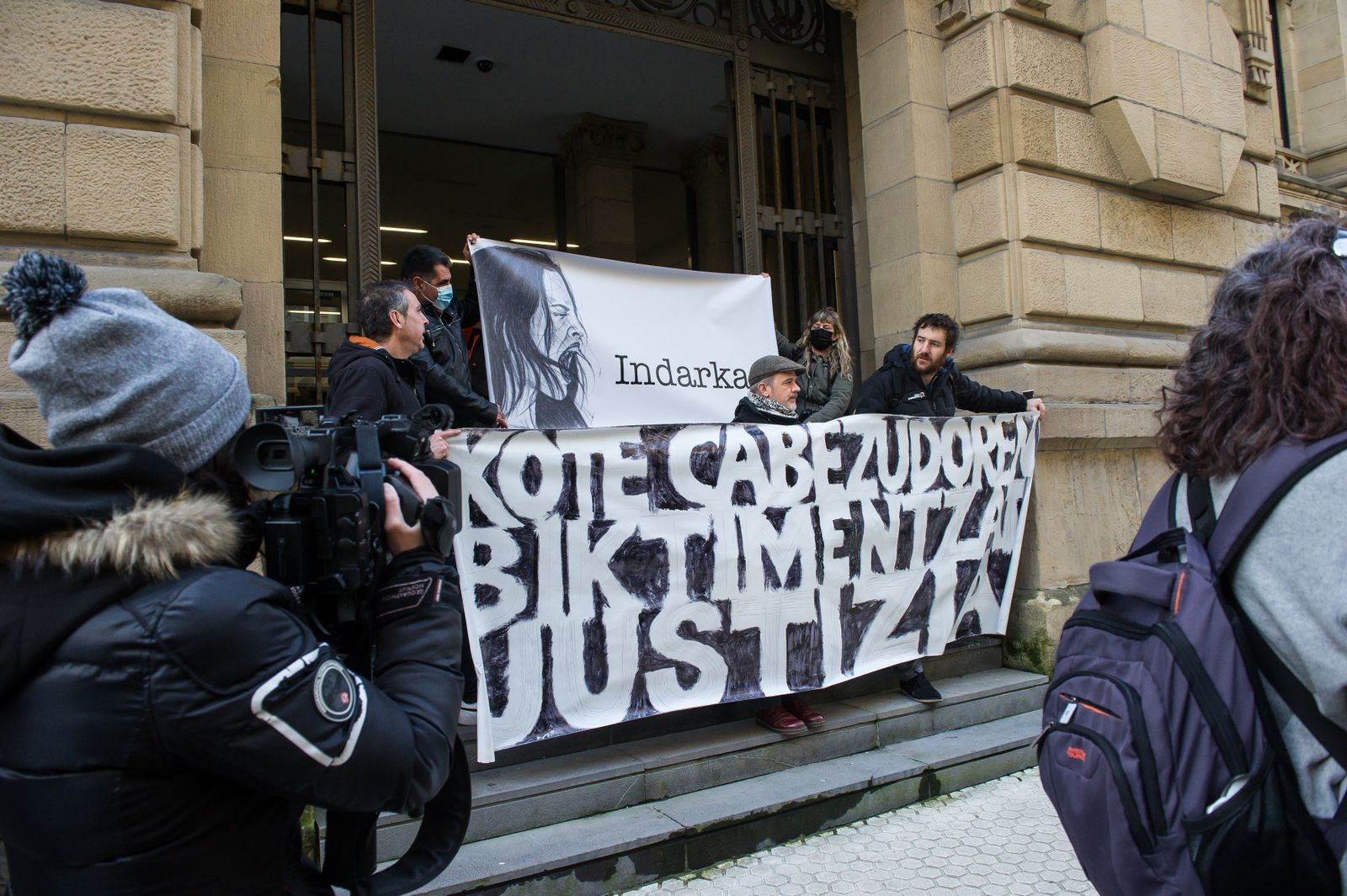 Cartel en apoyo a las víctimas de  Kote Cabezudo