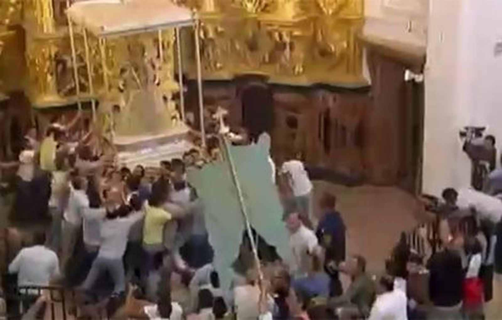 La Virgen del Rocío entra en su ermita tras procesionar durante siete horas por la aldea