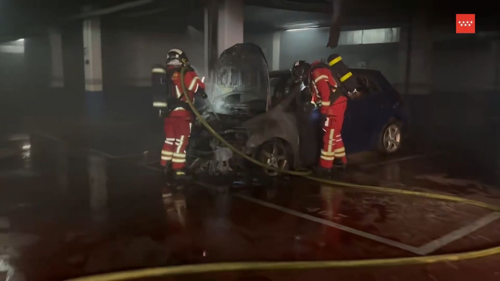Incendio de un coche en un garaje de Alcobendas