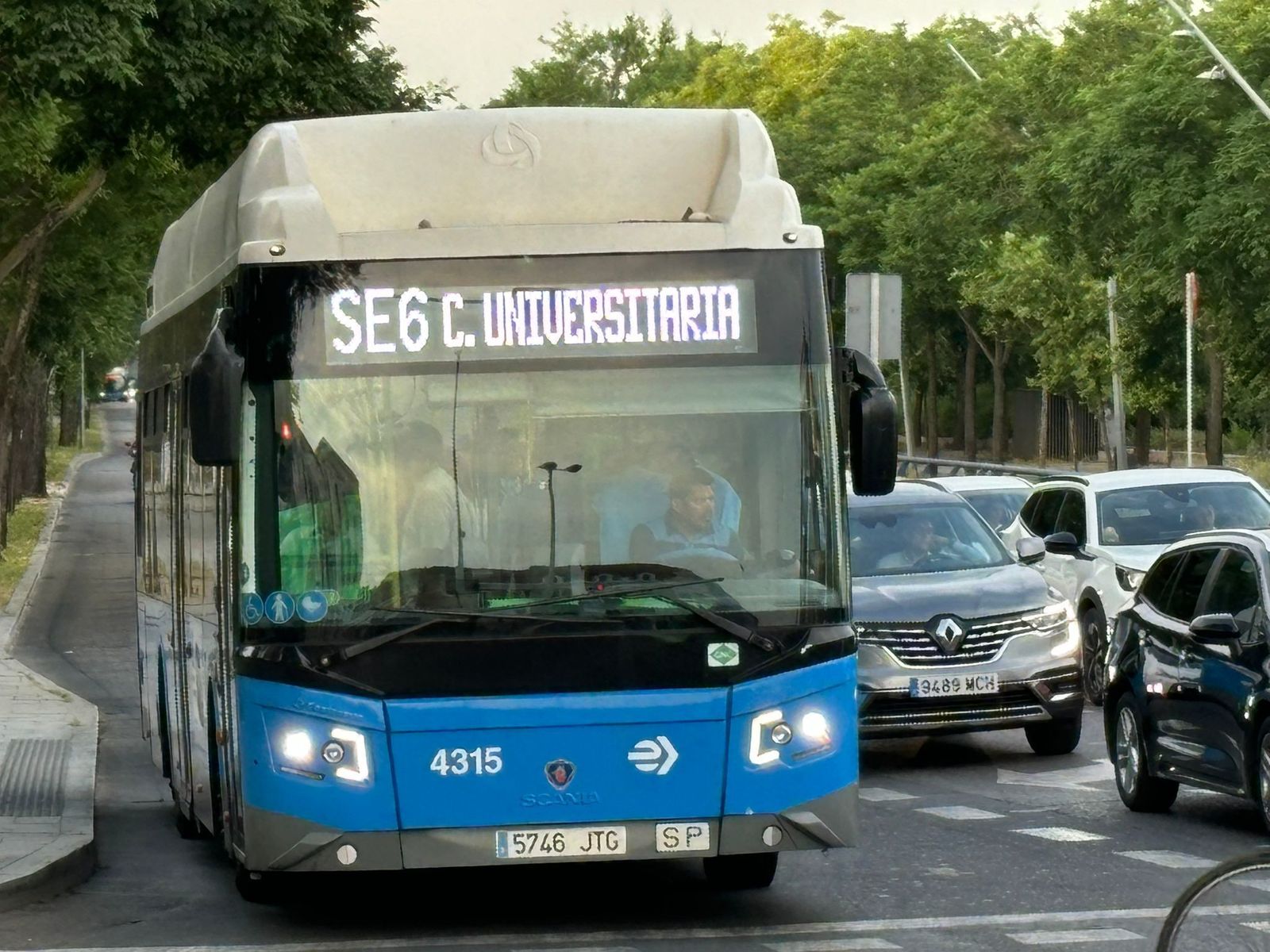 Primer día laborable con el corte parcial de la línea 6 de Metro con autobuses alternativos llenos