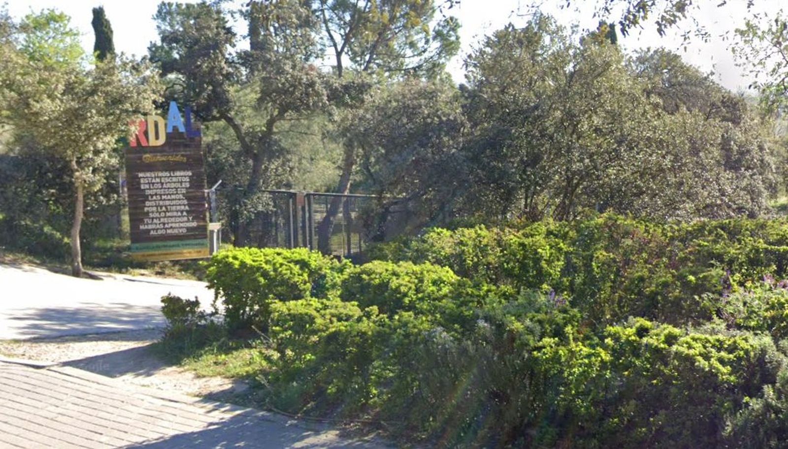 Entrada al colegio El Ardal, en San Sebastián de los Reyes