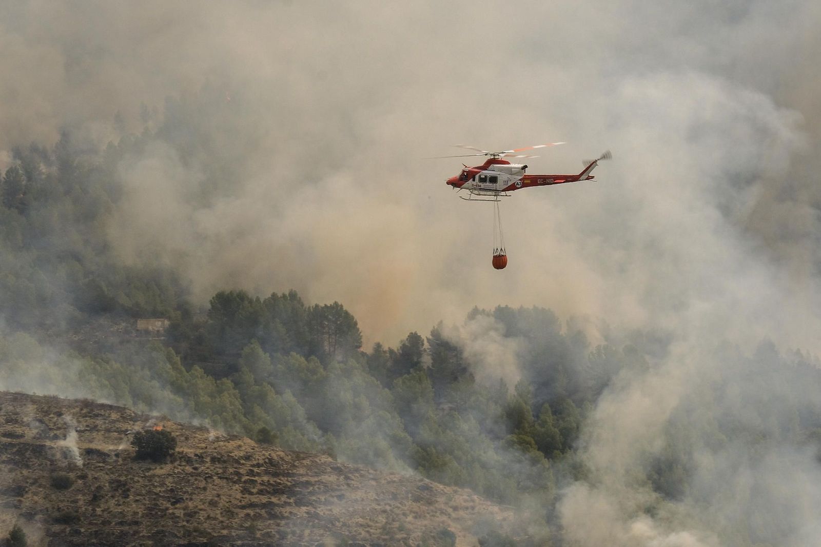Evoluciona favorablemente el incendio de Tàrbena que ha arrasado 640 hectáreas y obligado a desalojar a 182 vecinos