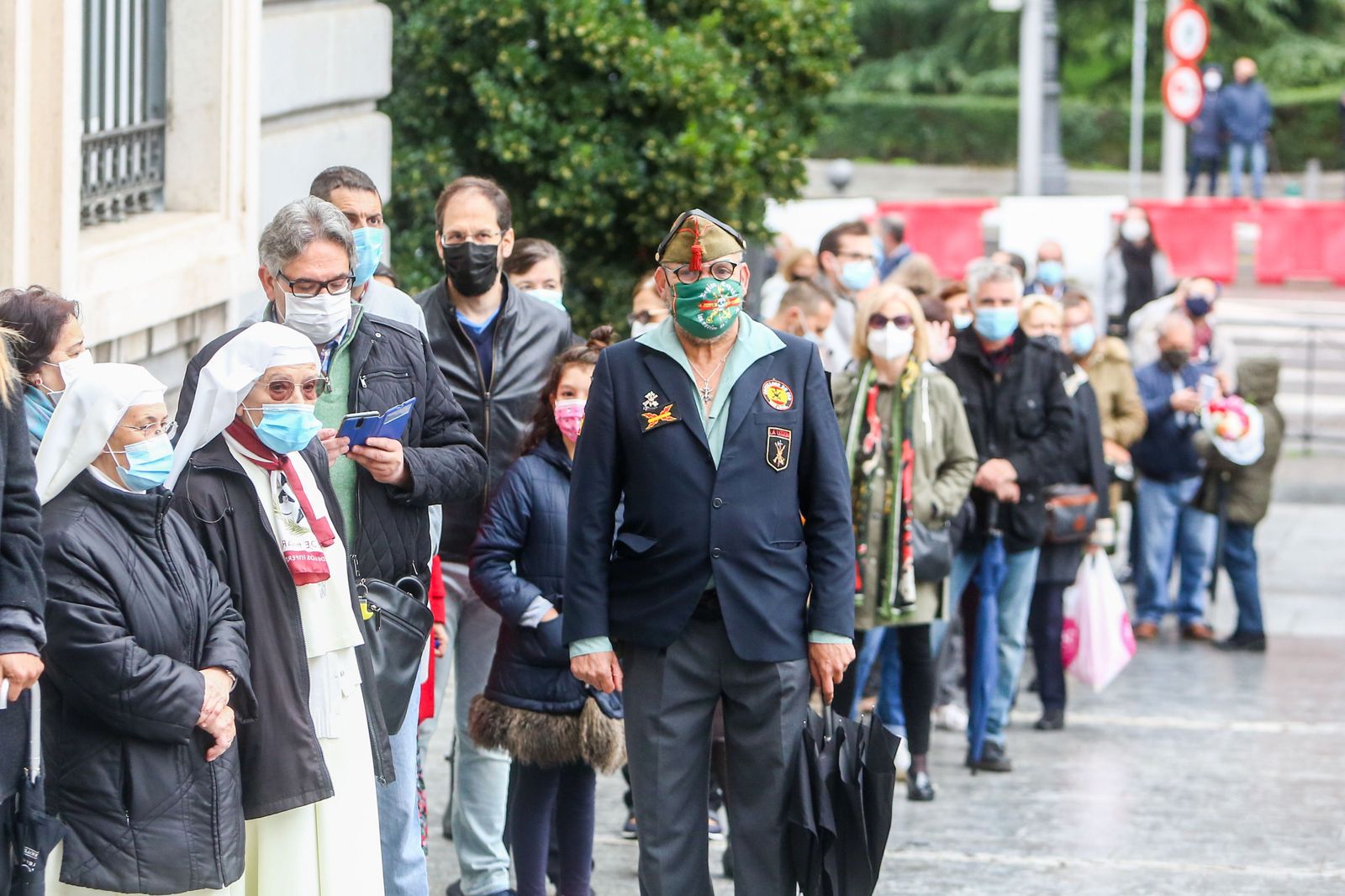 Los madrileños viven con devoción la atípica celebración de la Virgen de la Almudena