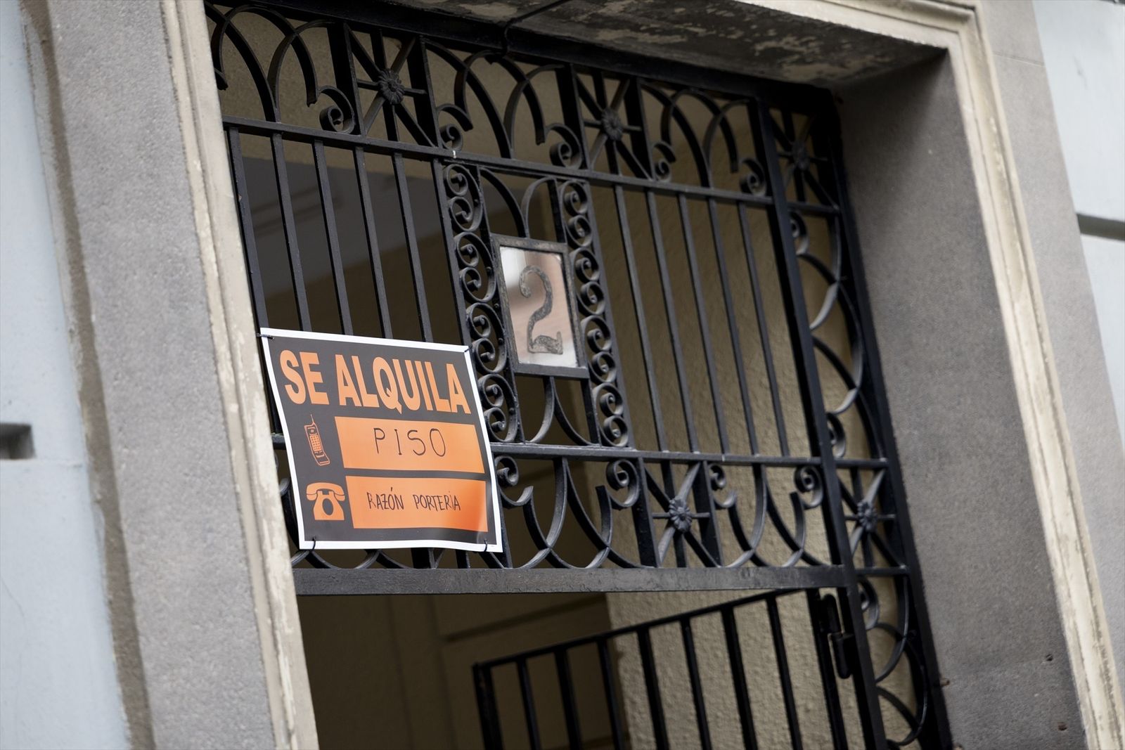Un cartel de alquiler de vivienda