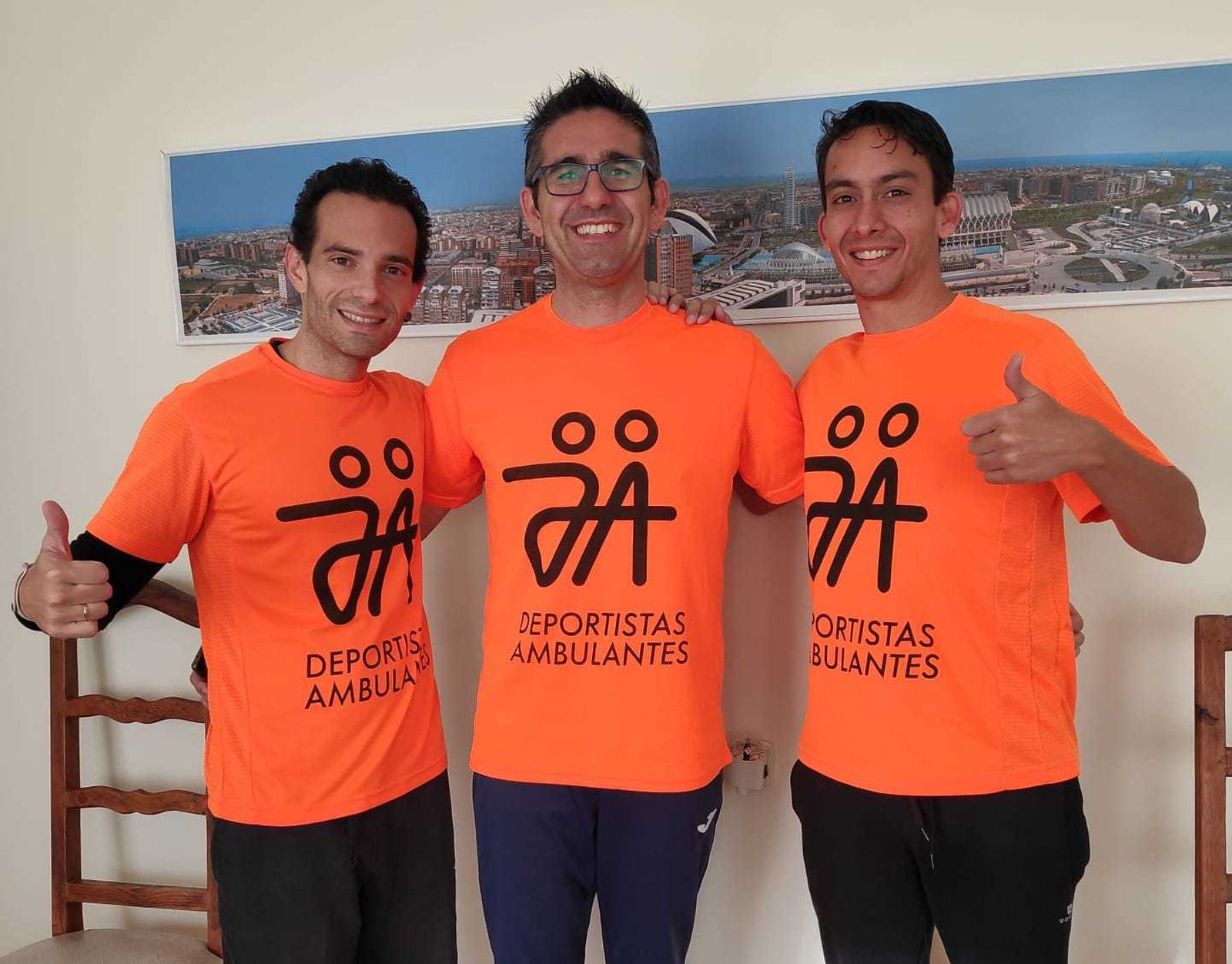 Tres deportistas ambulantes en el Maraton de Valencia