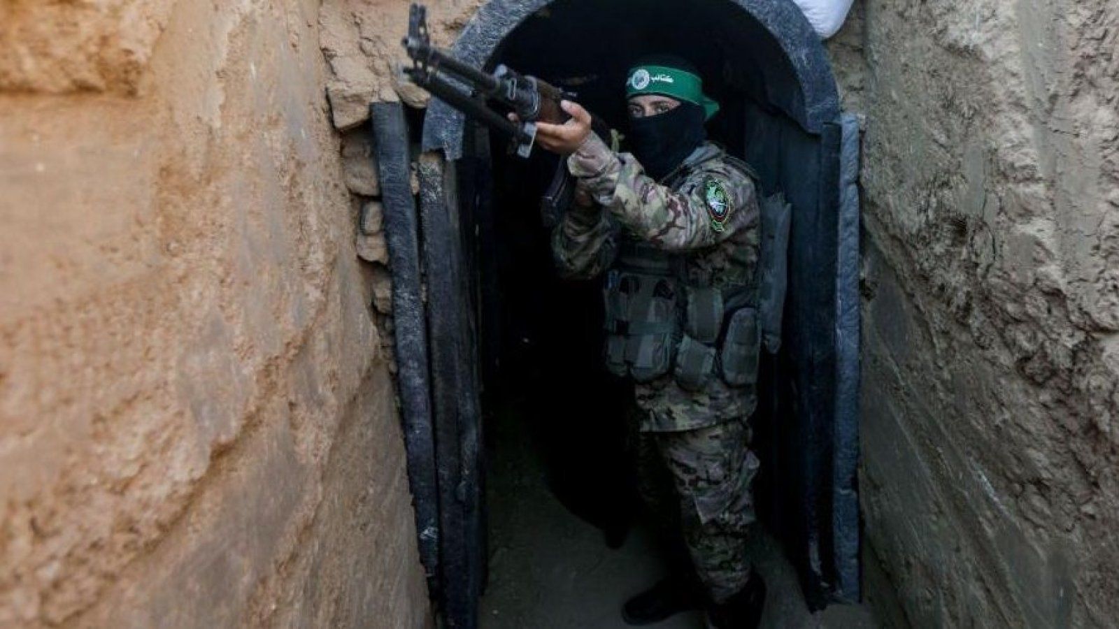 Un terrorista de Hamás en un túnel