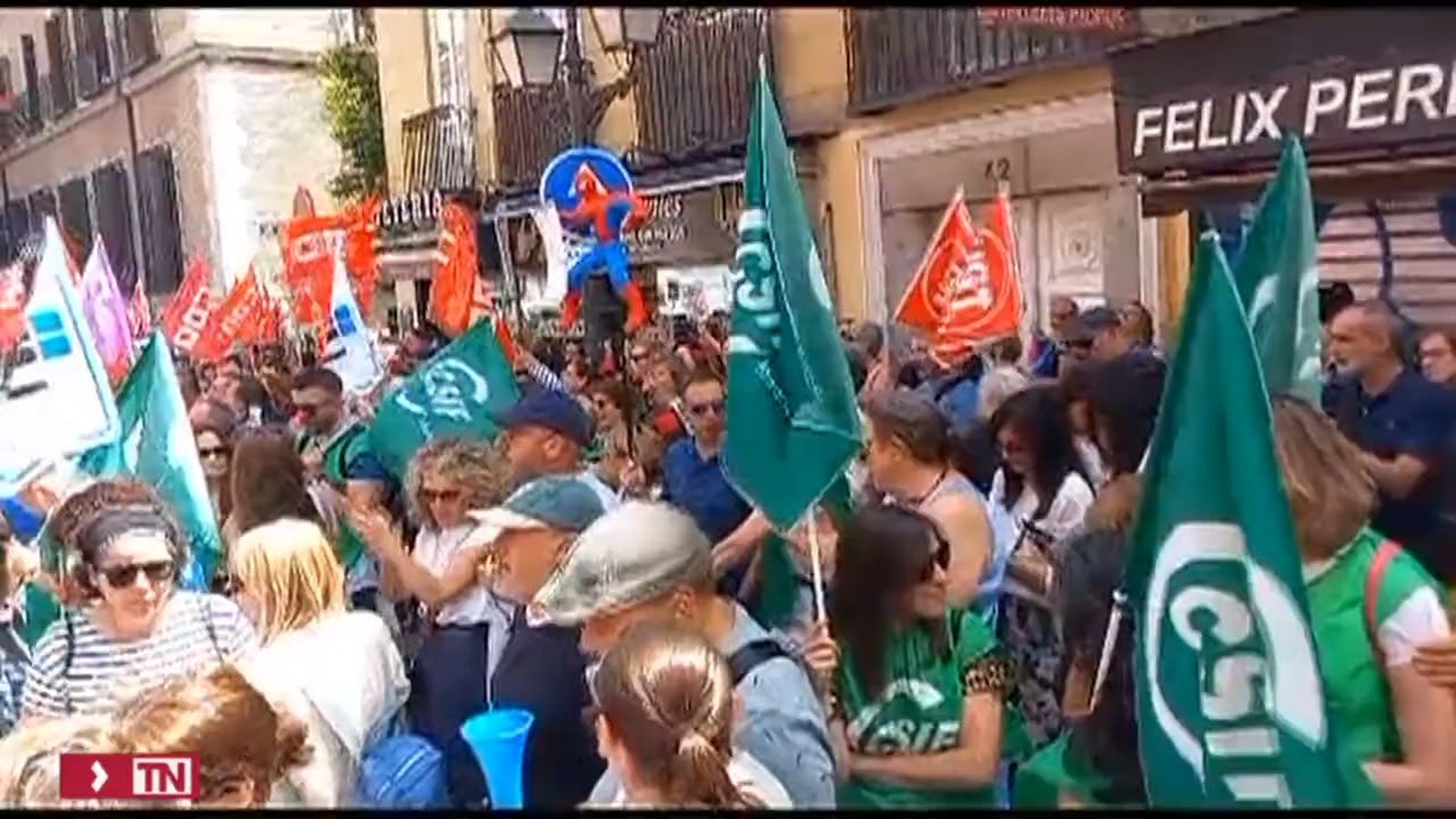 Los funcionarios de Justicia deciden seguir con la huelga