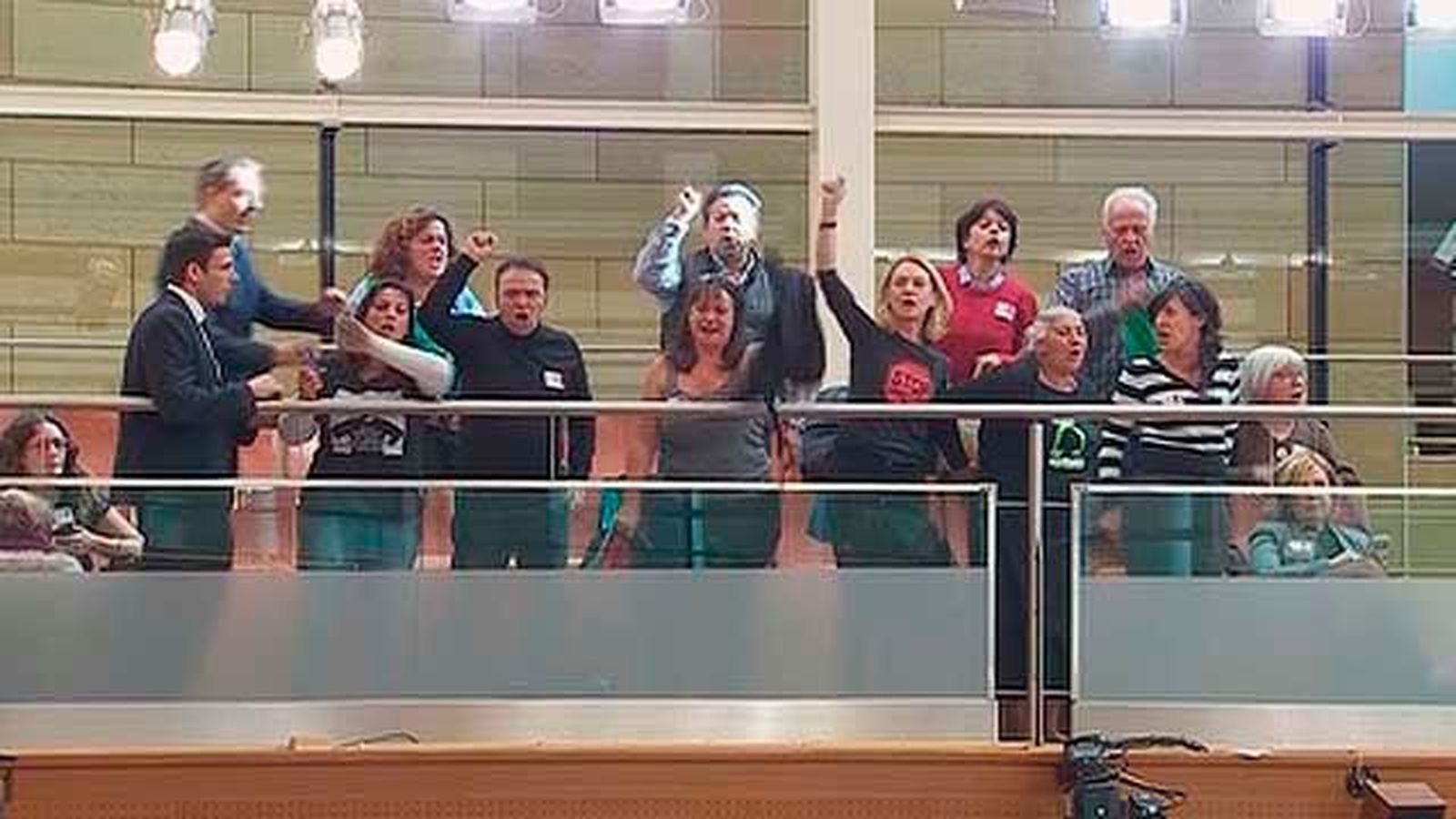 Suspendido el Pleno de la Asamblea por protestas tras el rechazo a tramitar la ILP de Vivienda